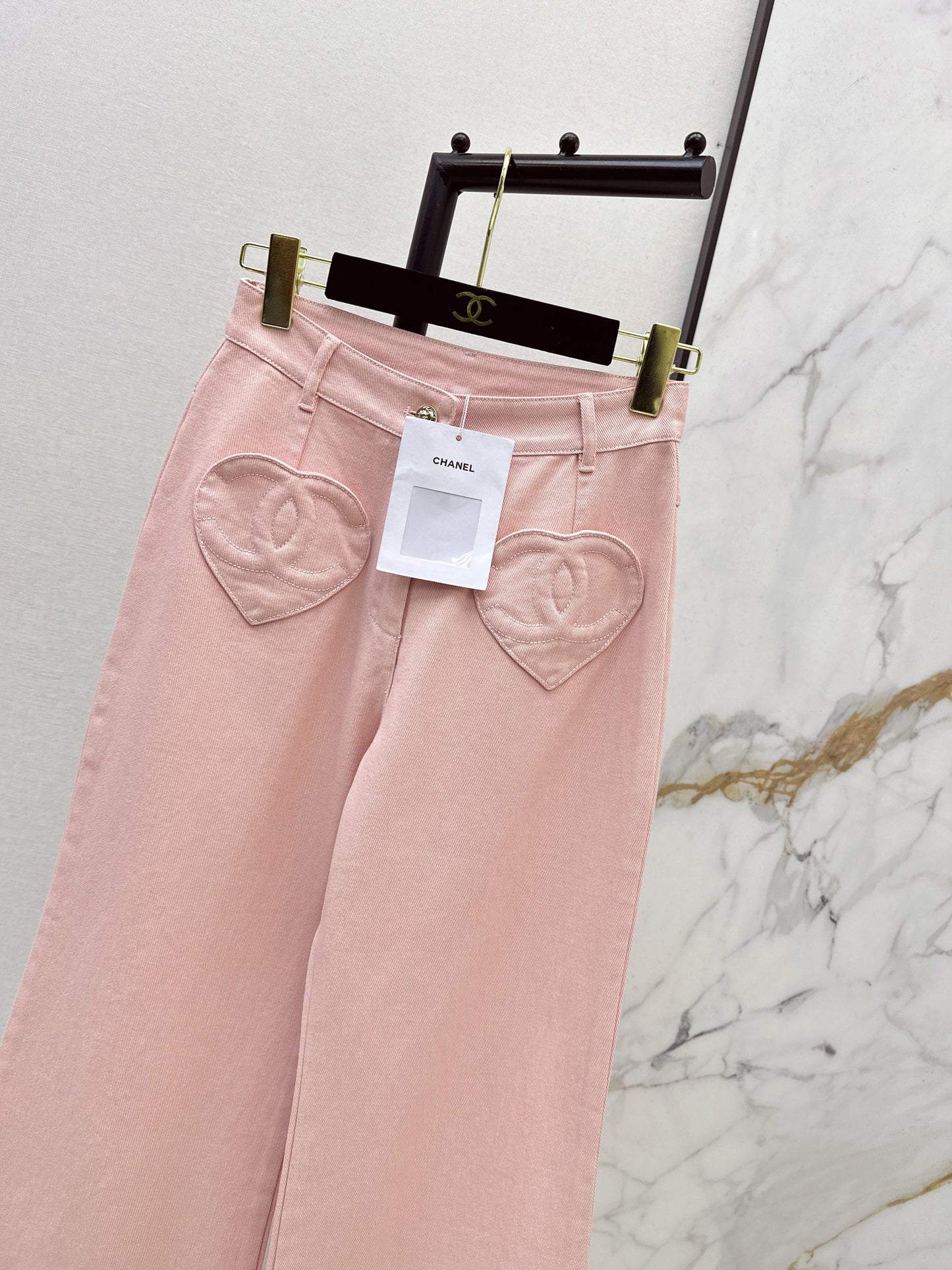 26SS NEUE Schlagjeans mit Herzmotiv