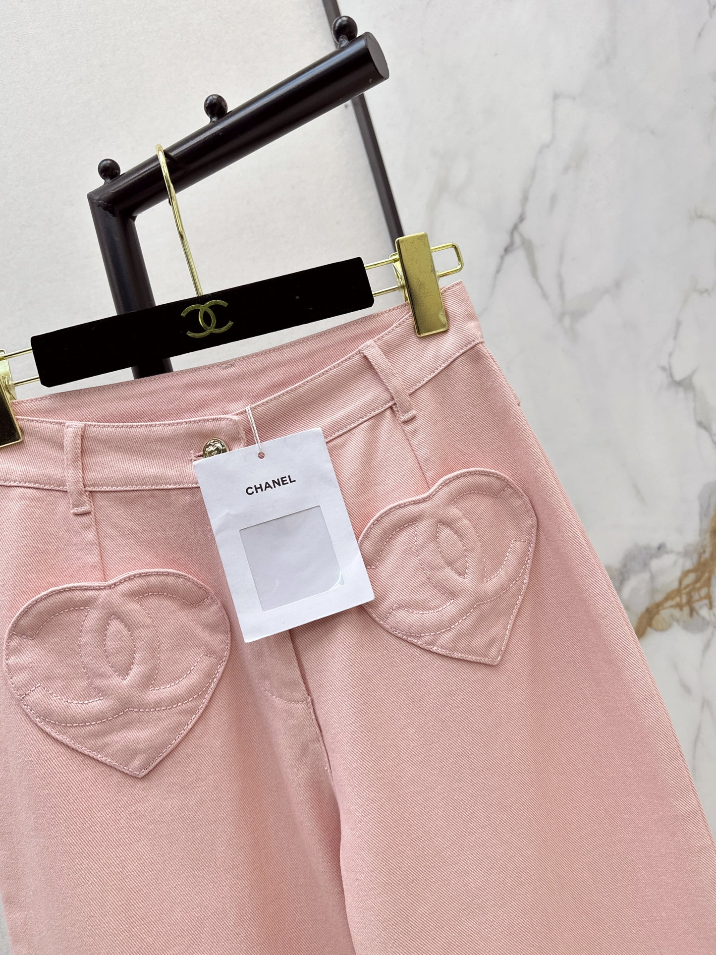 26SS NEUE Schlagjeans mit Herzmotiv