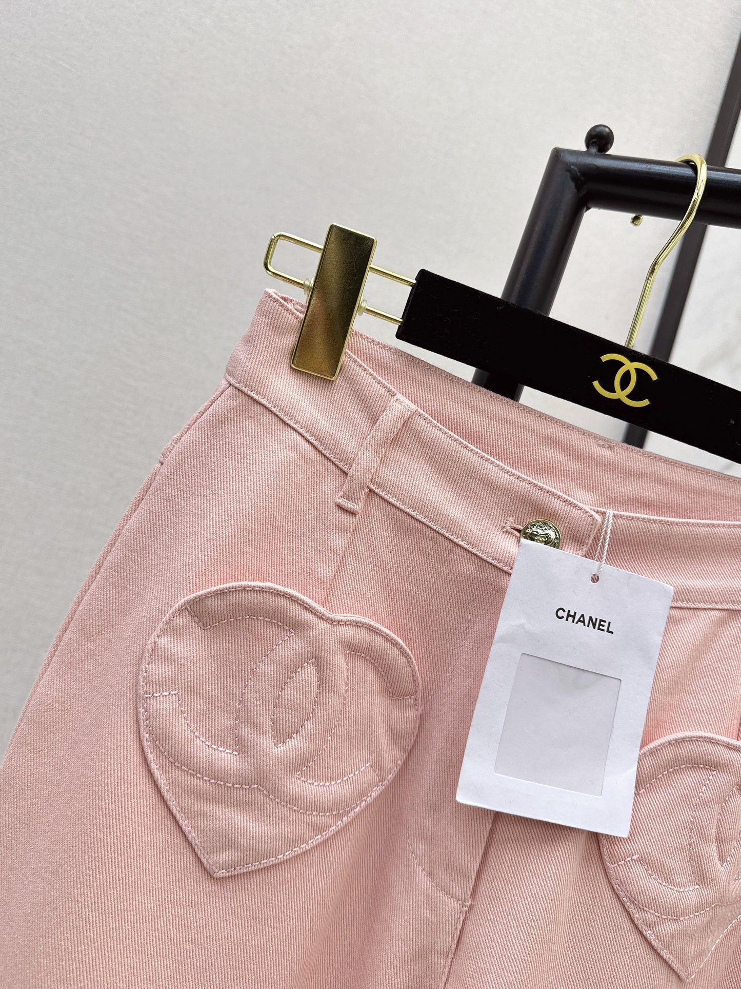 26SS NEUE Schlagjeans mit Herzmotiv