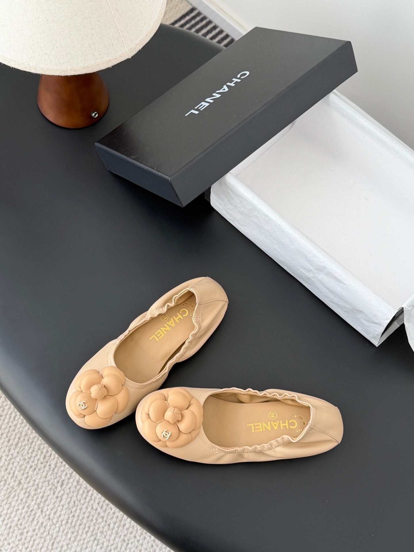 26SS NEUE Kamelien-Ballerinas