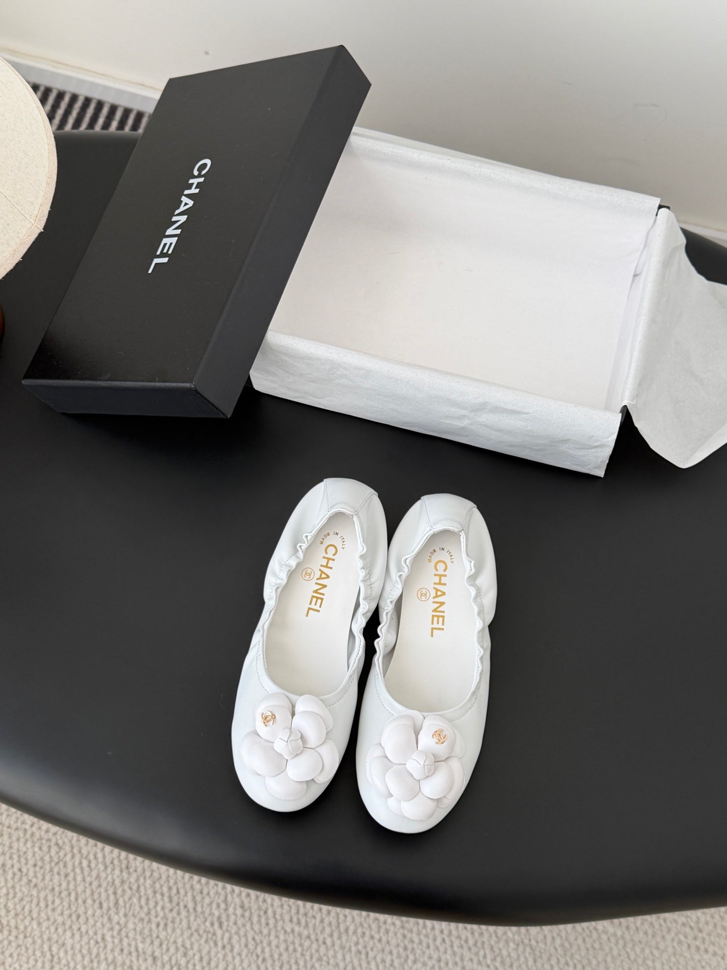 26SS NEUE Kamelien-Ballerinas