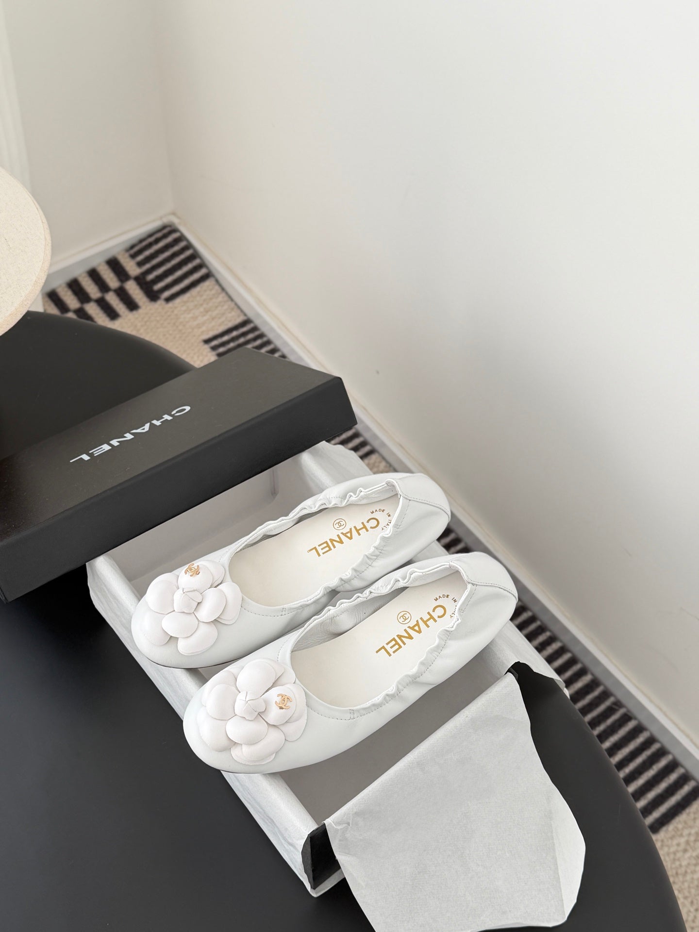 26SS NEUE Kamelien-Ballerinas