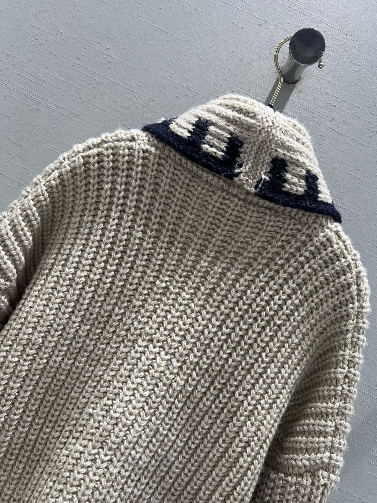26SS NEUE Retro-Strickjacke mit Kragen und grobem Häkelmuster