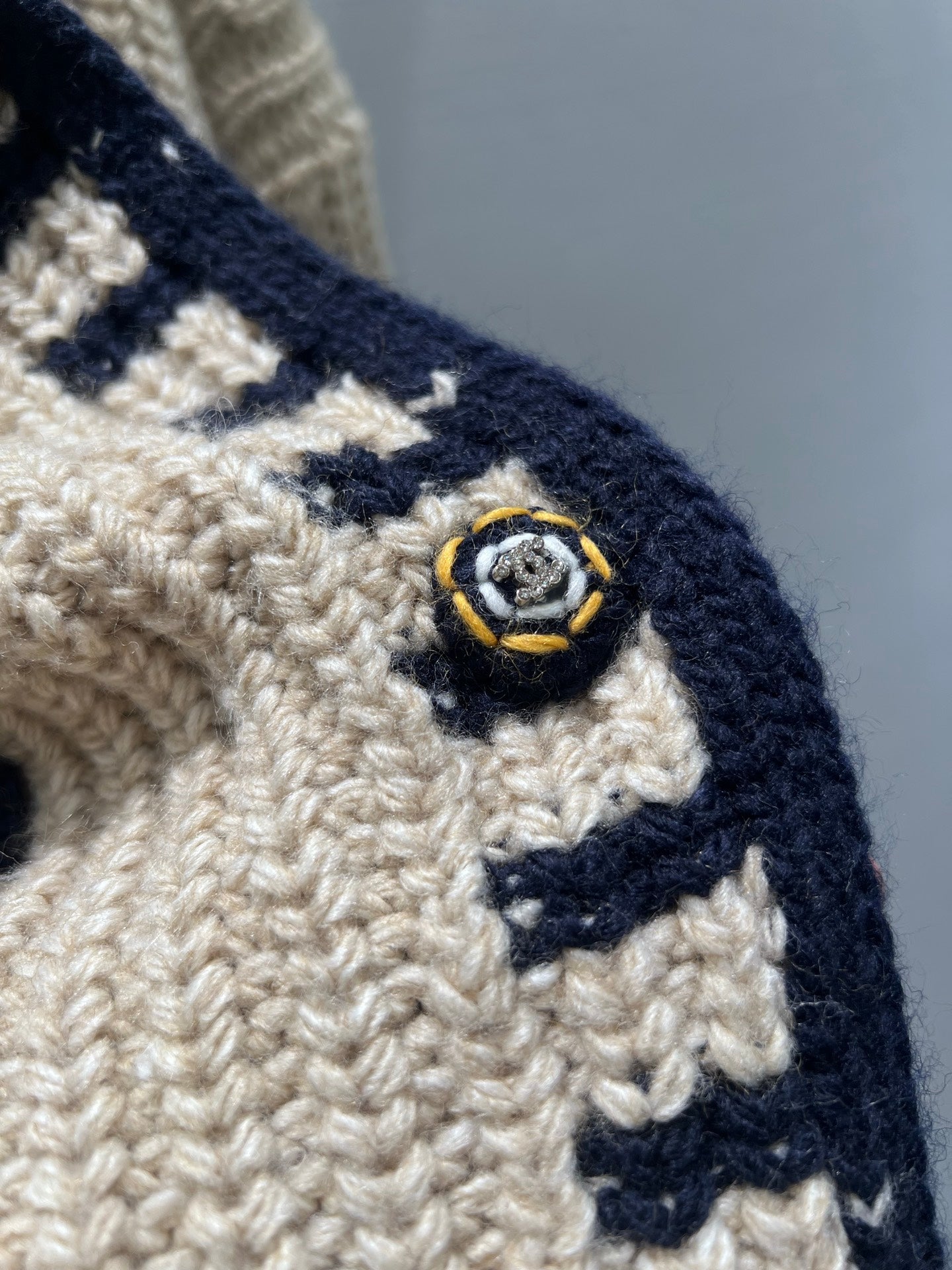 26SS NEUE Retro-Strickjacke mit Kragen und grobem Häkelmuster