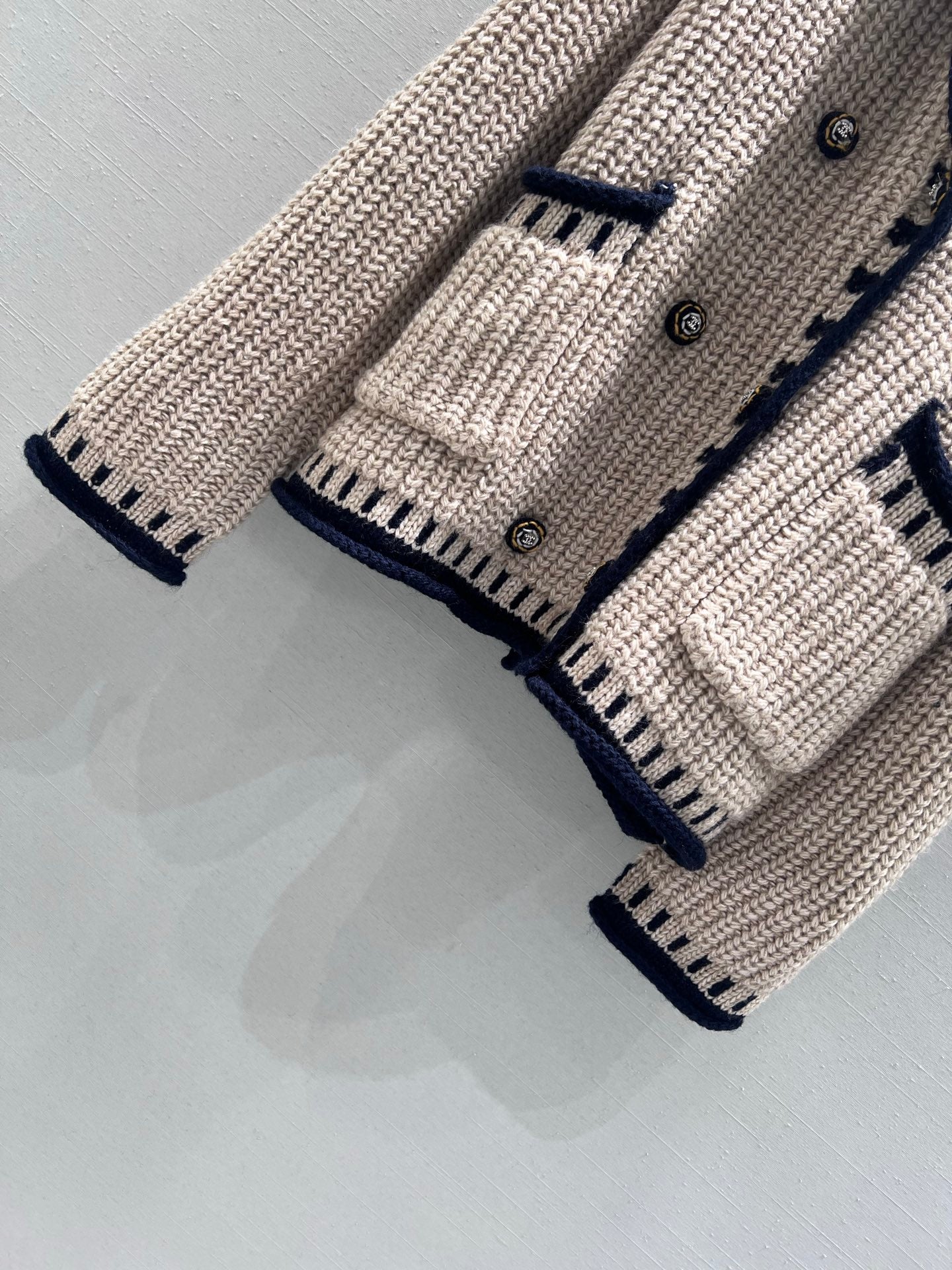 26SS NEUE Retro-Strickjacke mit Kragen und grobem Häkelmuster