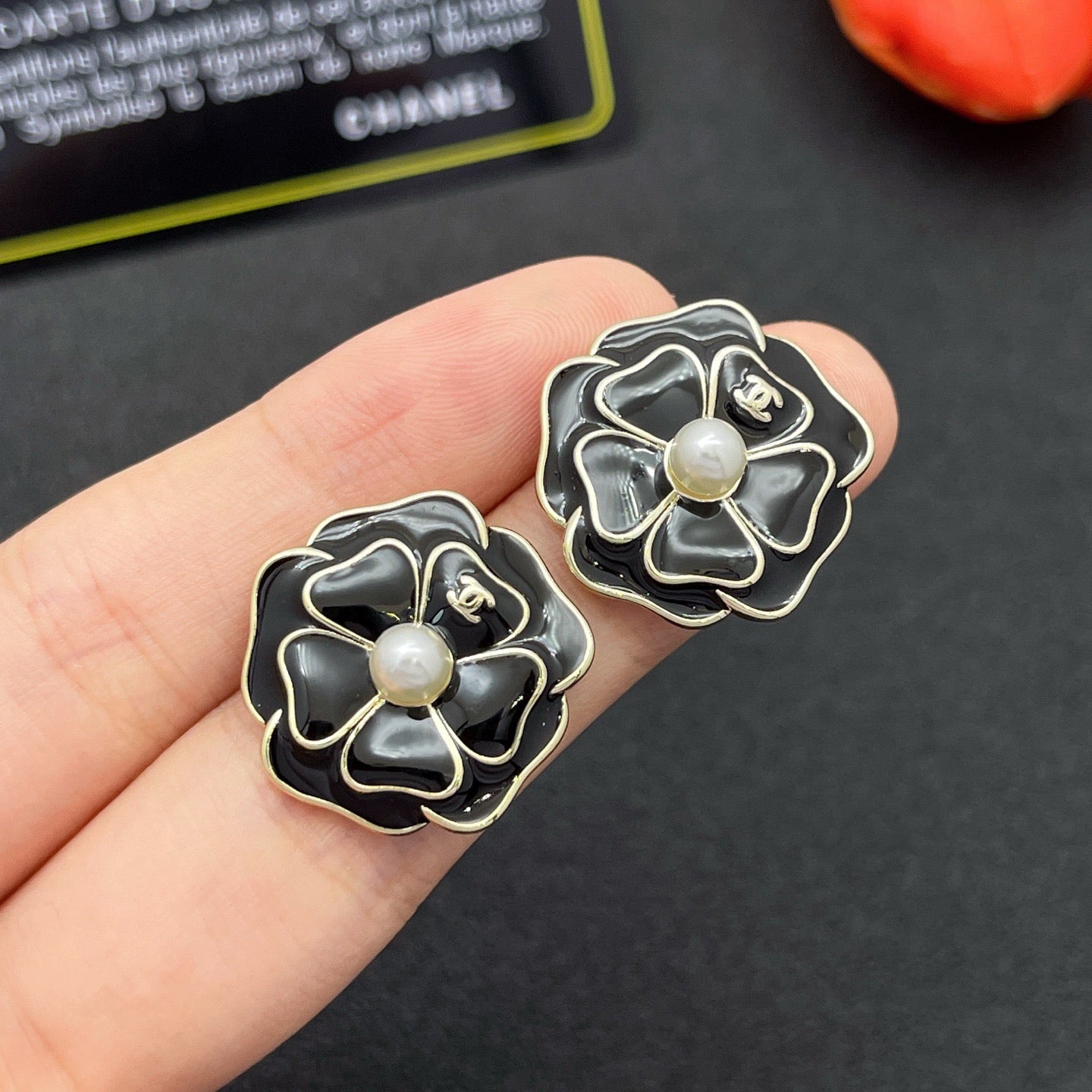 🔥HEISS🔥26SS NEUE Ohrstecker mit schwarzen Blumen