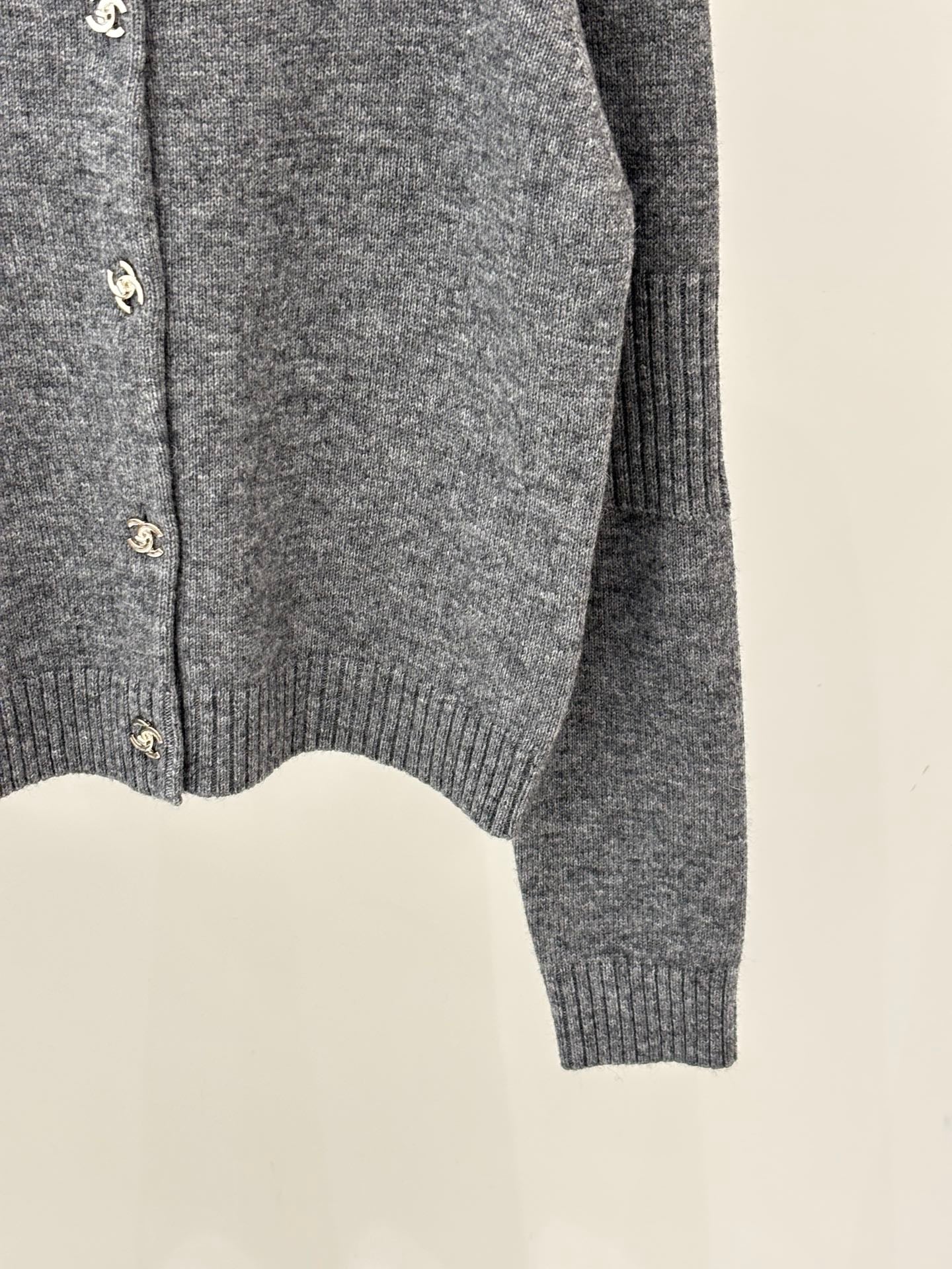 🔥HOT🔥26SS NEW popular round neck metal press button casual knitted cardigan