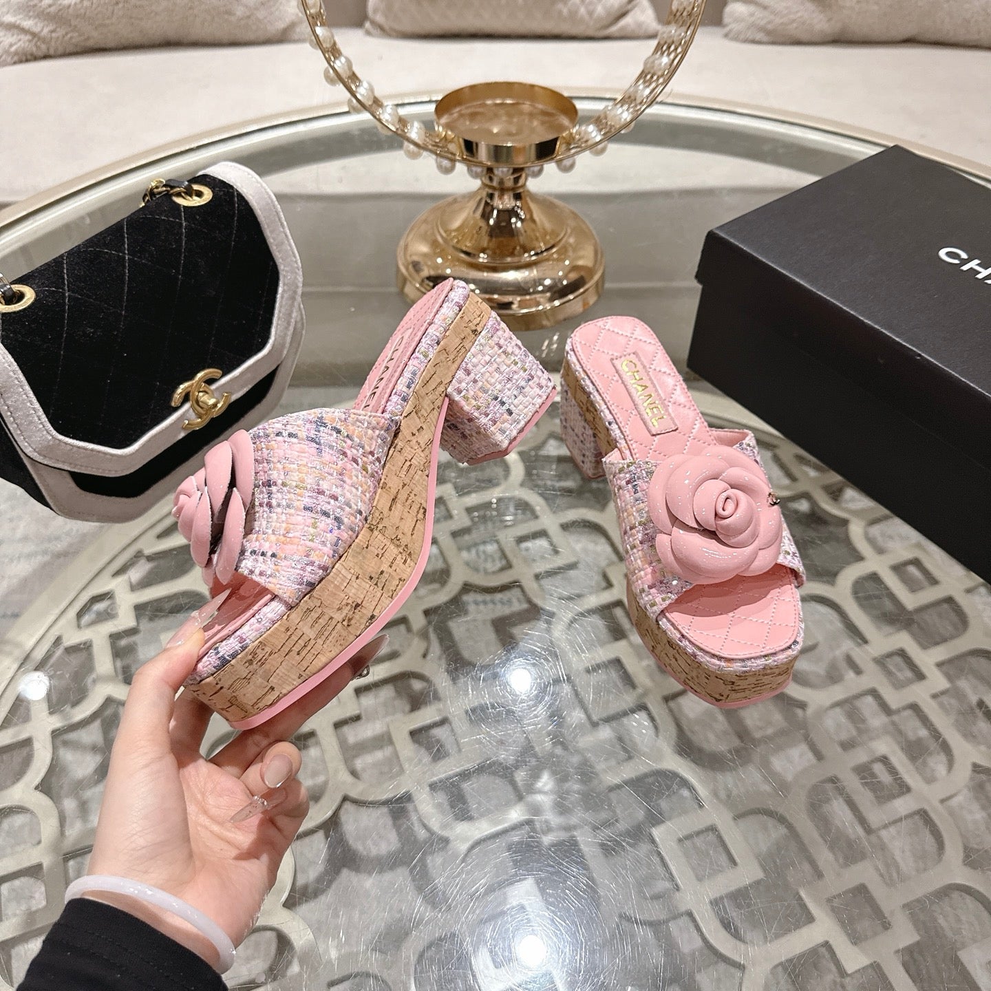 26SS NEUE Plateau-Pantoletten mit Kamelie