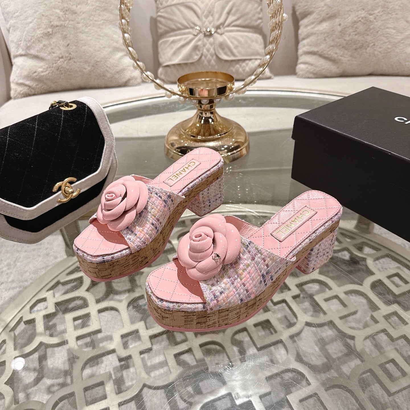 26SS NEUE Plateau-Pantoletten mit Kamelie
