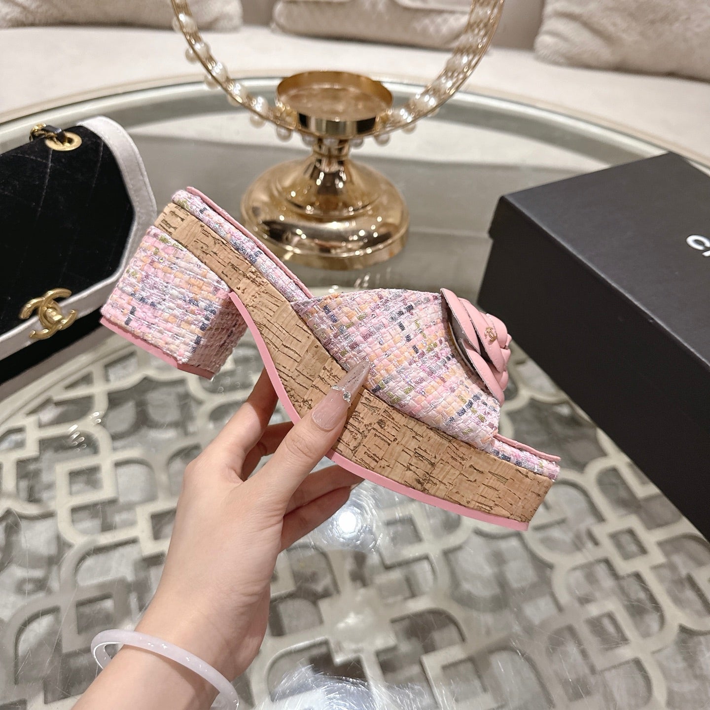 26SS NEUE Plateau-Pantoletten mit Kamelie