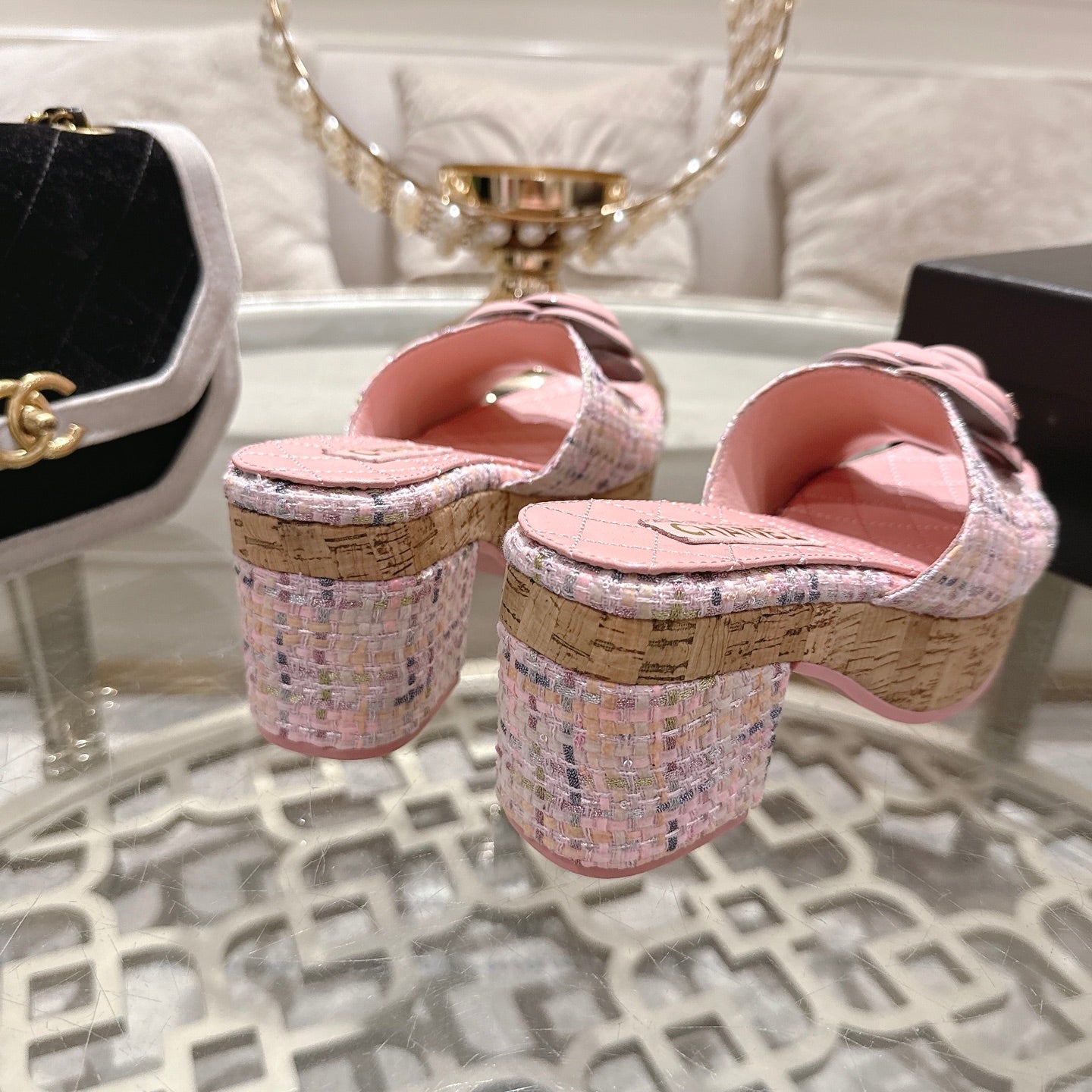 26SS NEUE Plateau-Pantoletten mit Kamelie