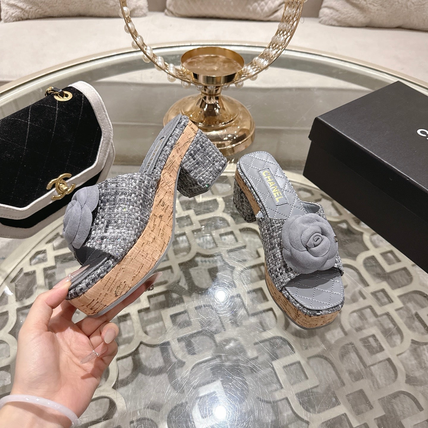 26SS NEUE Plateau-Pantoletten mit Kamelie