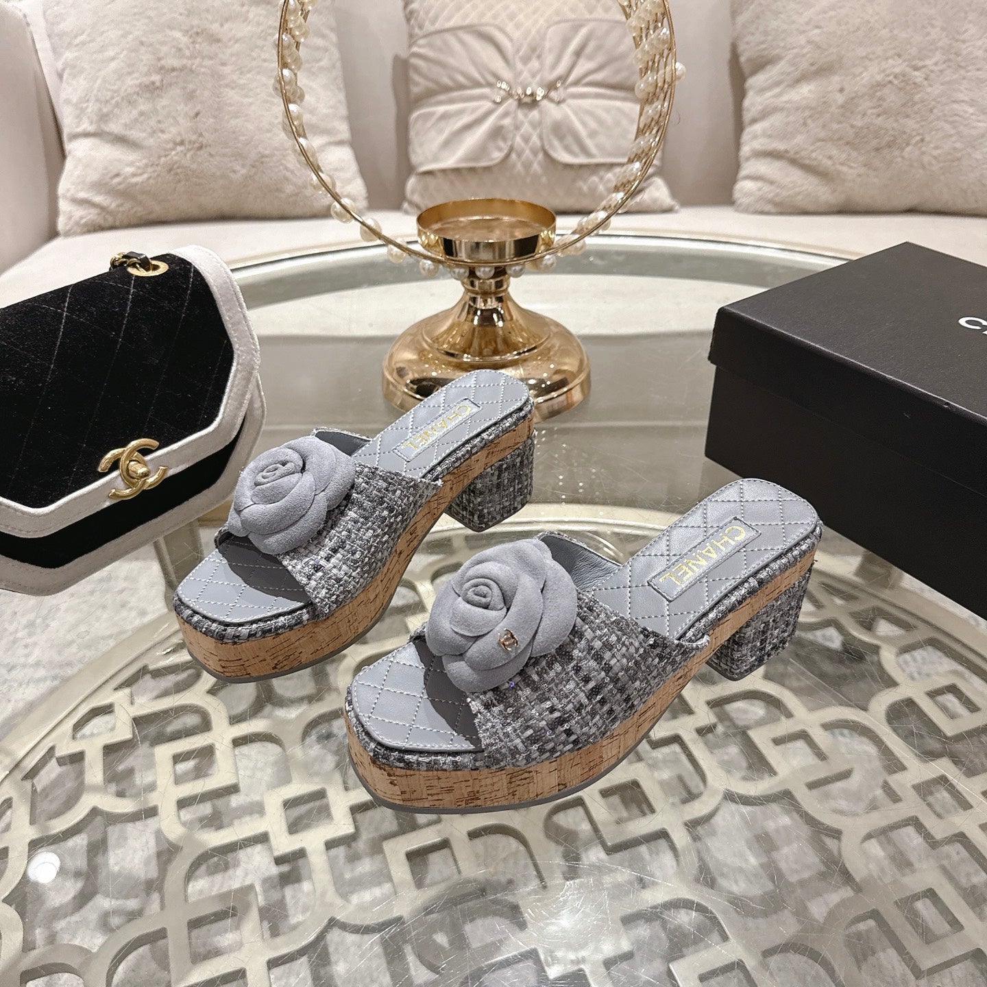 26SS NEUE Plateau-Pantoletten mit Kamelie