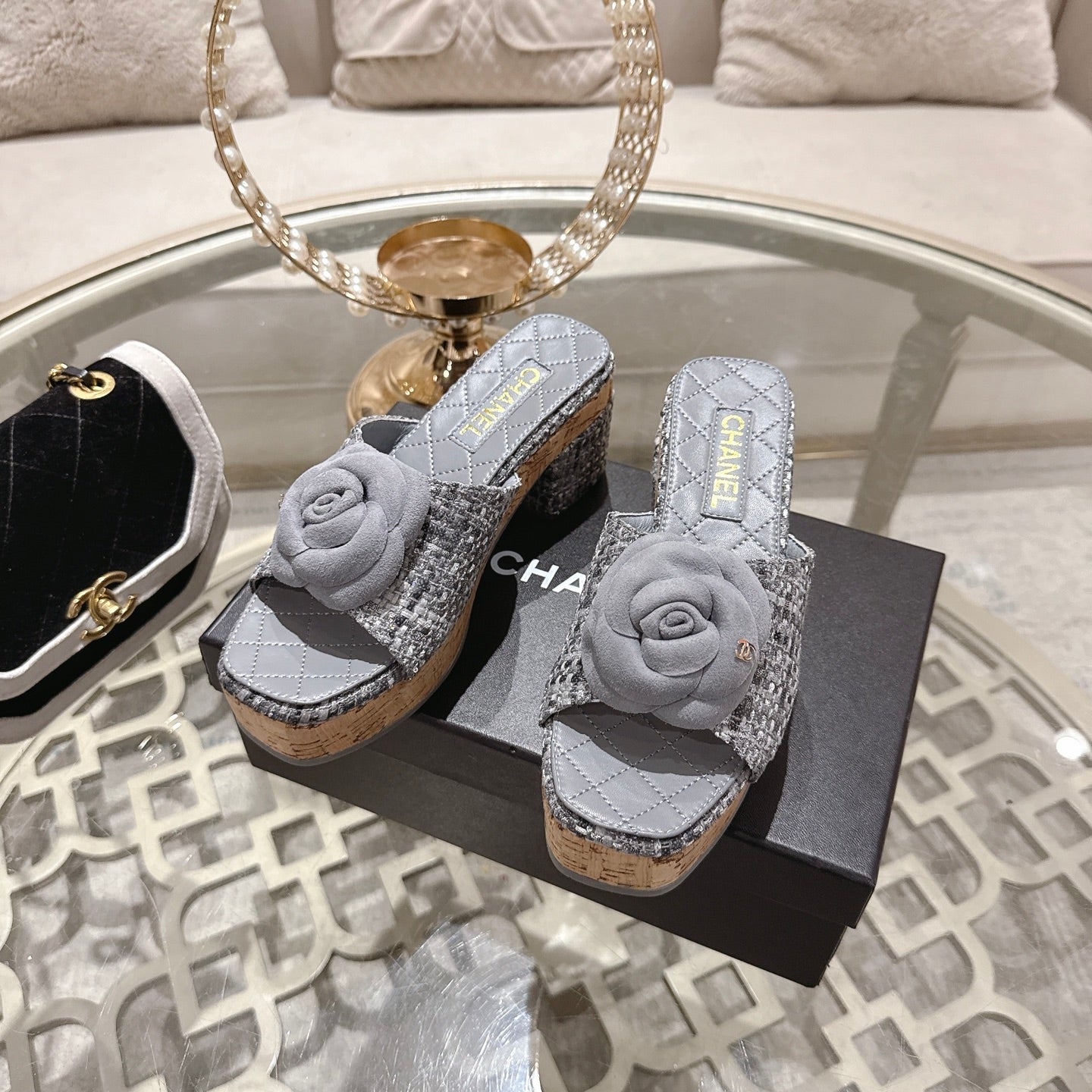 26SS NEUE Plateau-Pantoletten mit Kamelie