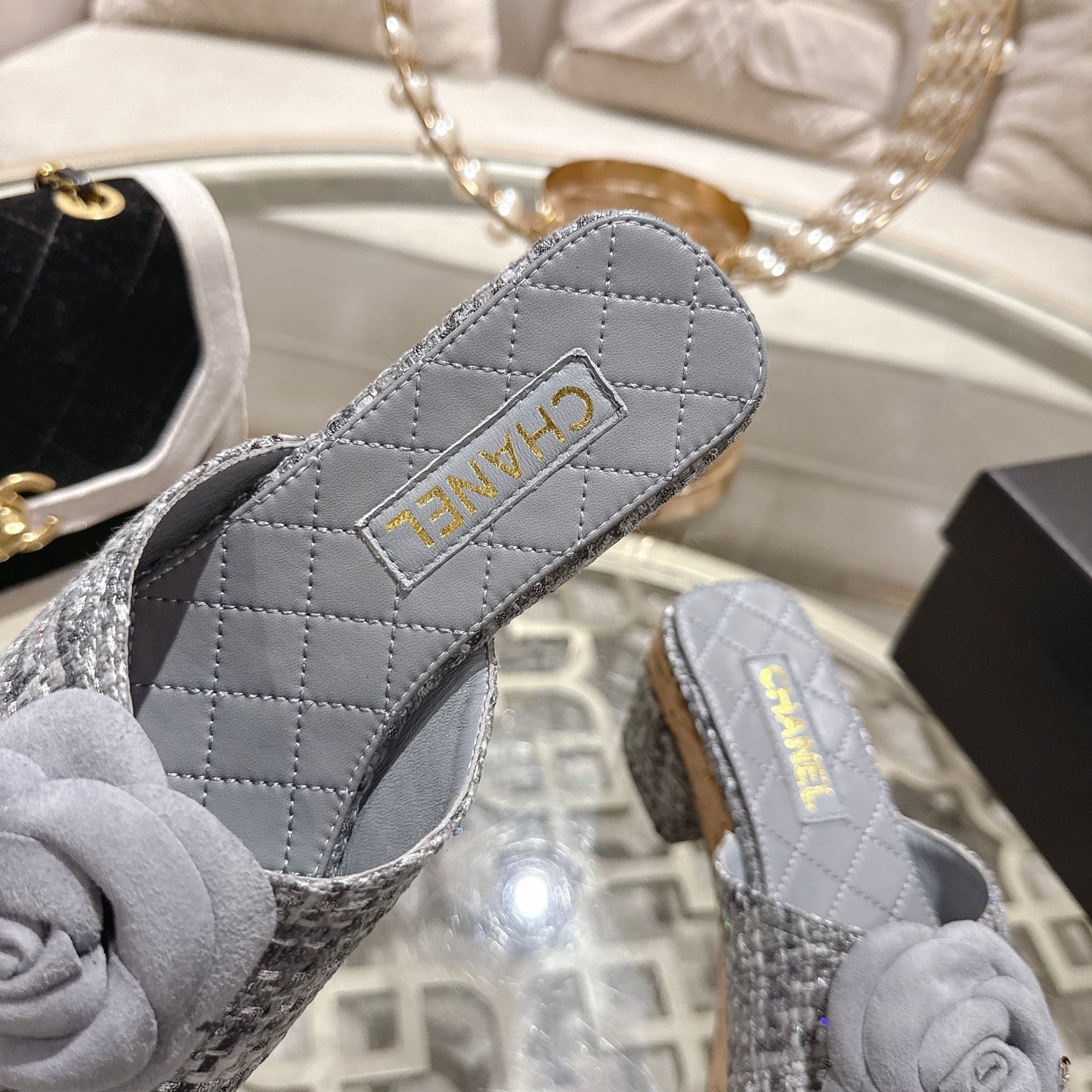 26SS NEUE Plateau-Pantoletten mit Kamelie