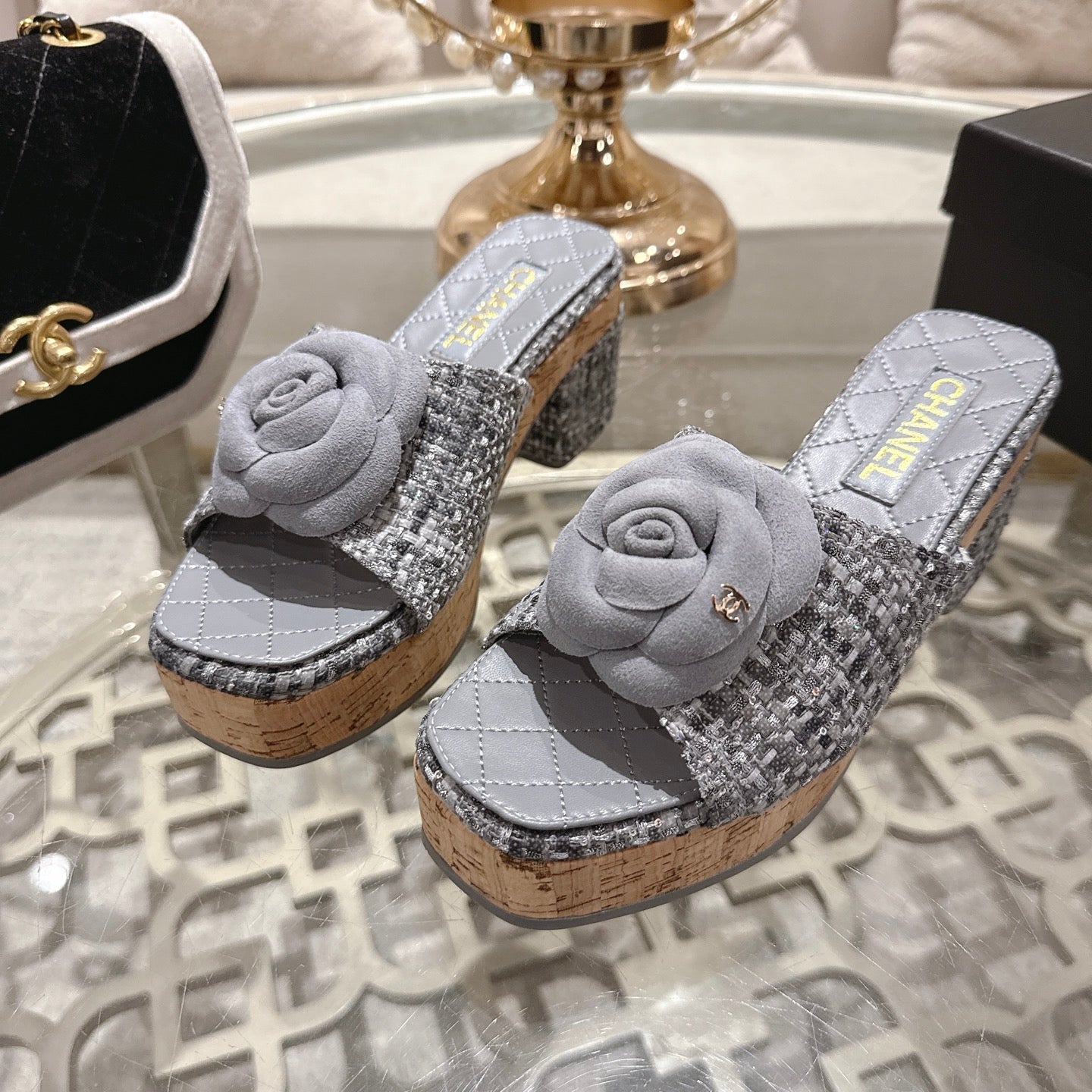 26SS NEUE Plateau-Pantoletten mit Kamelie