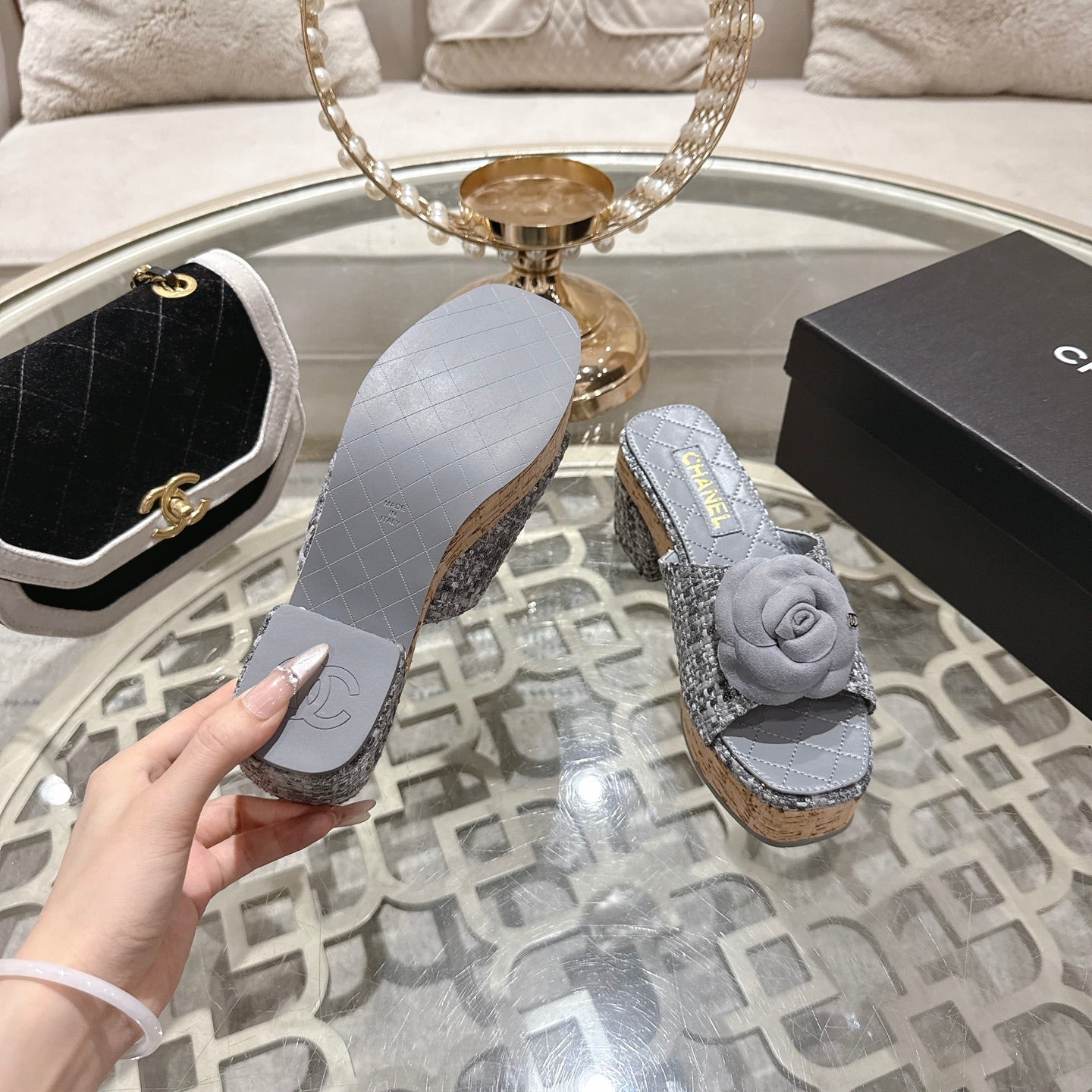 26SS NEUE Plateau-Pantoletten mit Kamelie