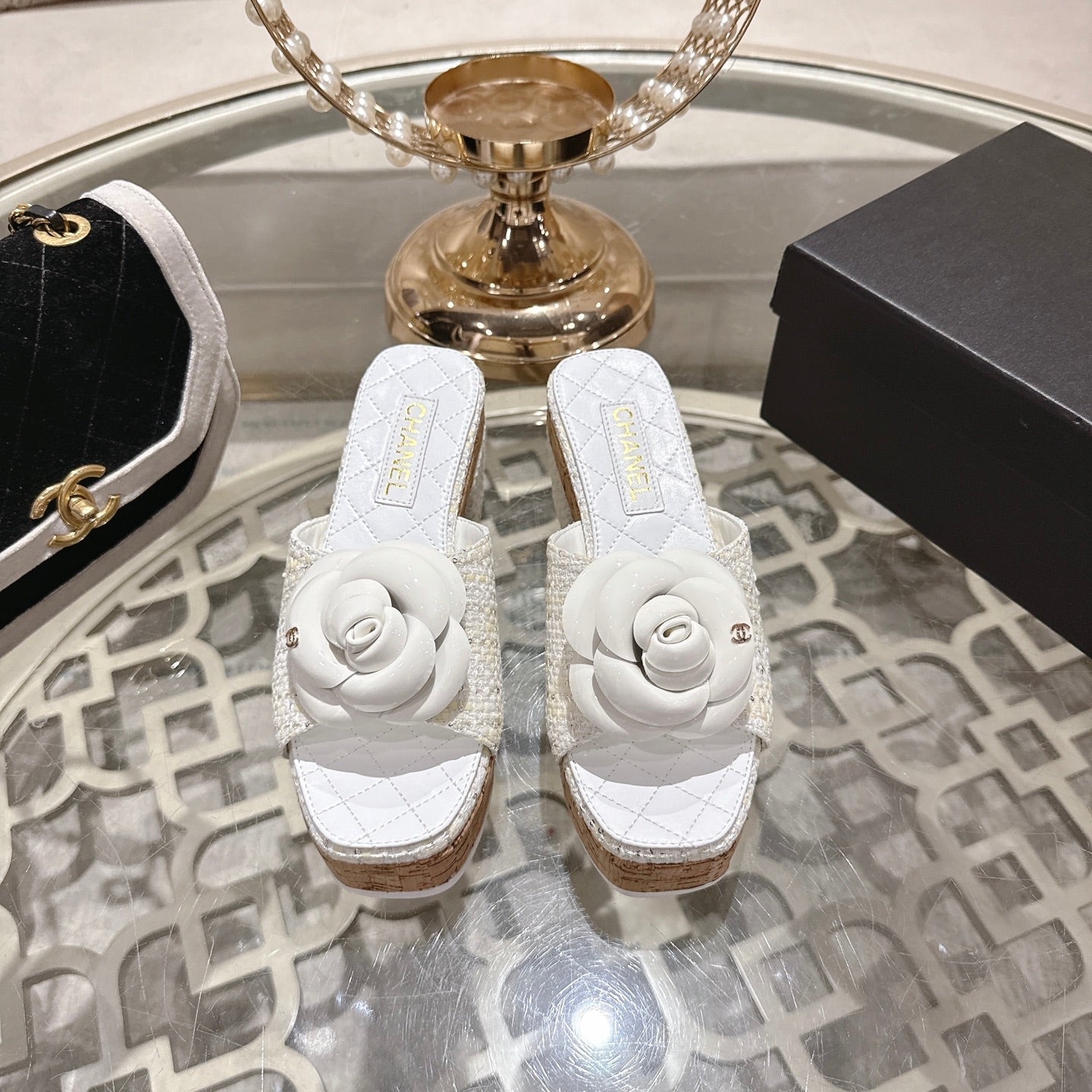 26SS NEUE Plateau-Pantoletten mit Kamelie