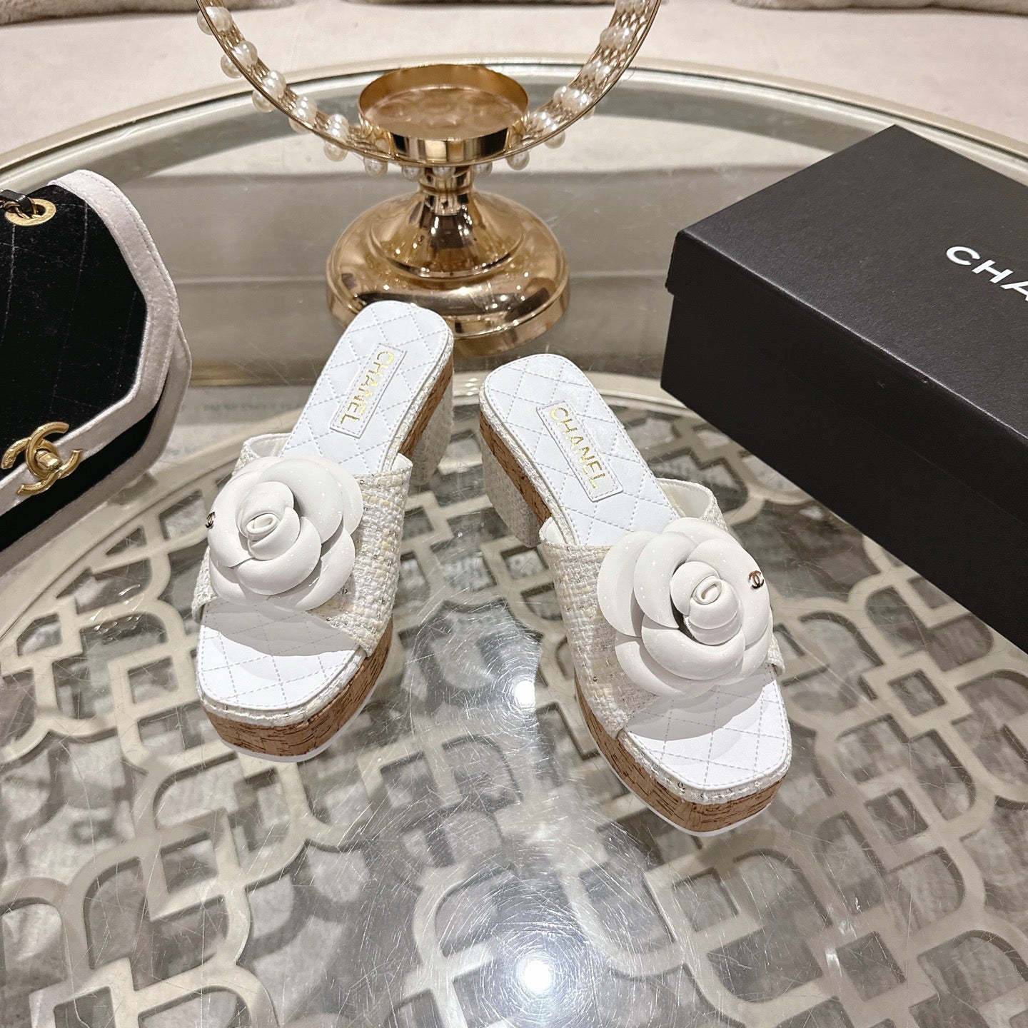 26SS NEUE Plateau-Pantoletten mit Kamelie