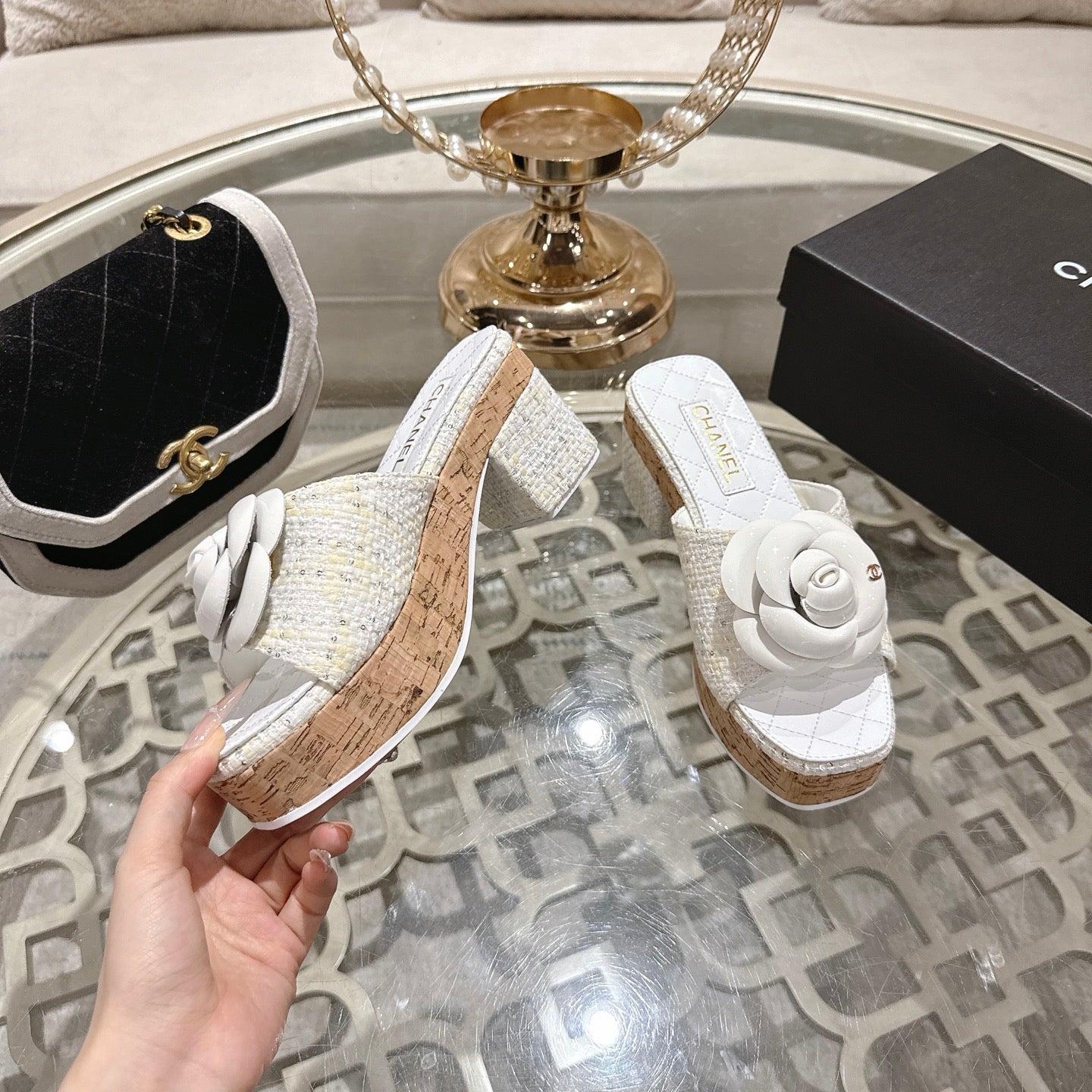 26SS NEUE Plateau-Pantoletten mit Kamelie