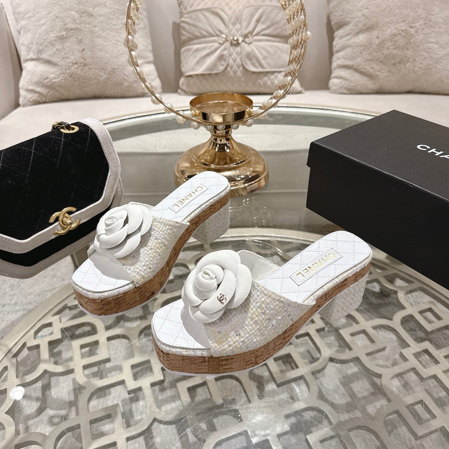 26SS NEUE Plateau-Pantoletten mit Kamelie