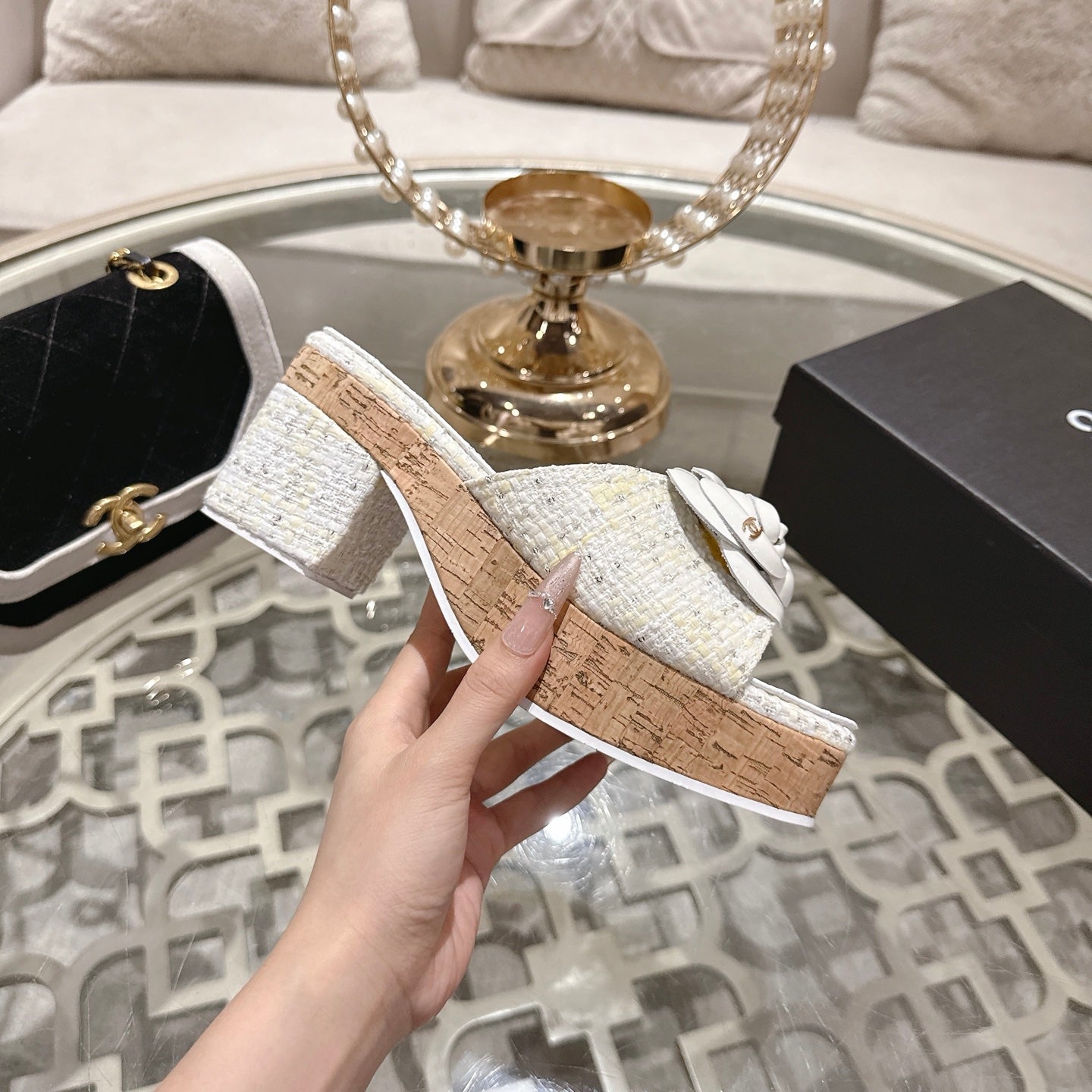 26SS NEUE Plateau-Pantoletten mit Kamelie