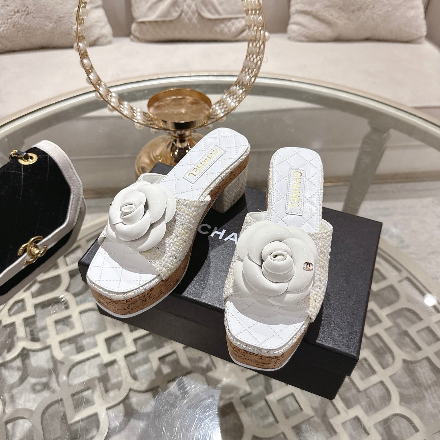 26SS NEUE Plateau-Pantoletten mit Kamelie
