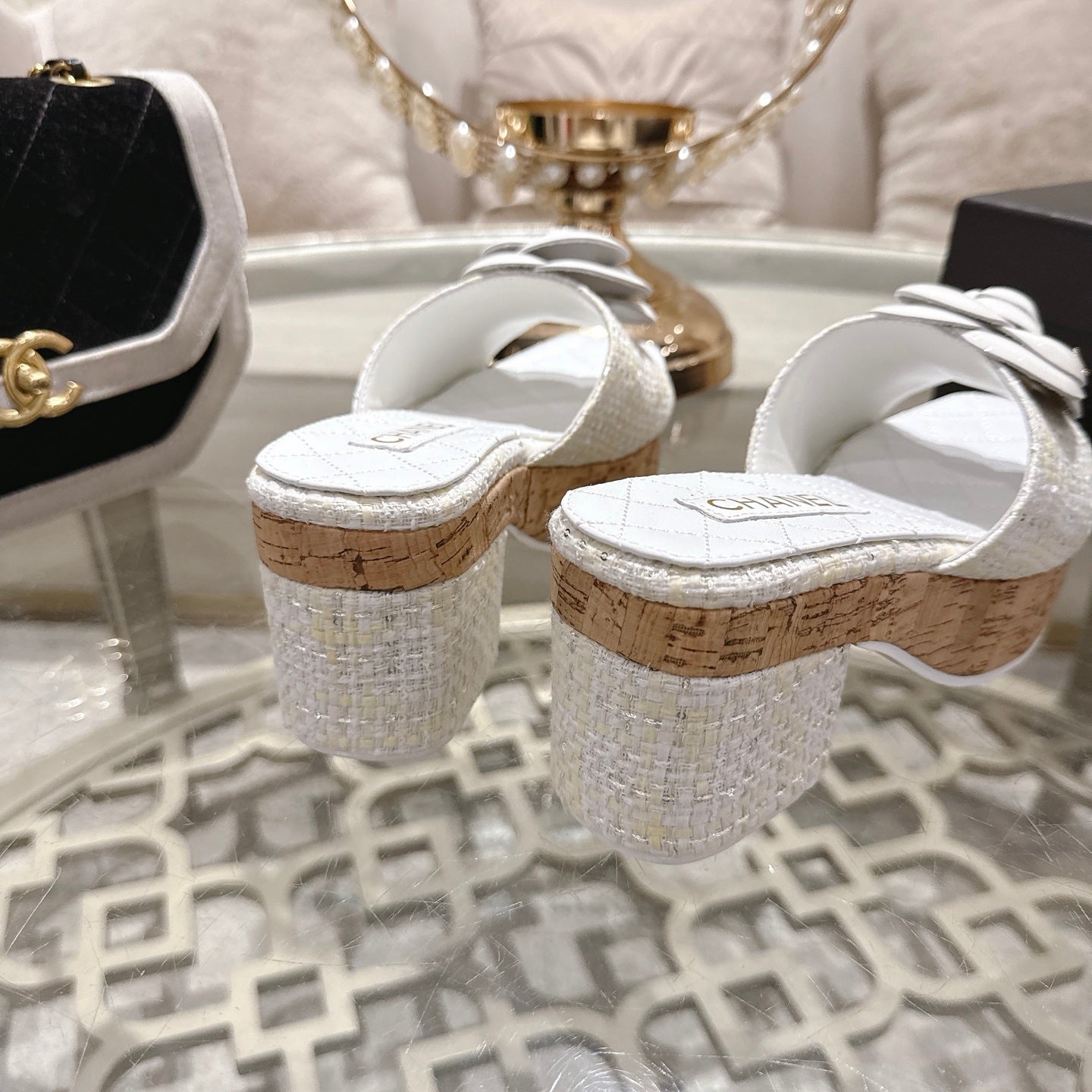 26SS NEUE Plateau-Pantoletten mit Kamelie