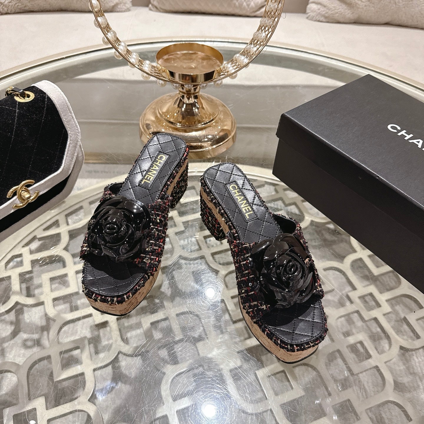 26SS NEUE Plateau-Pantoletten mit Kamelie
