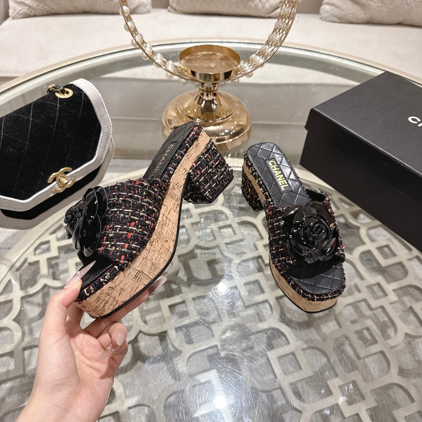 26SS NEUE Plateau-Pantoletten mit Kamelie
