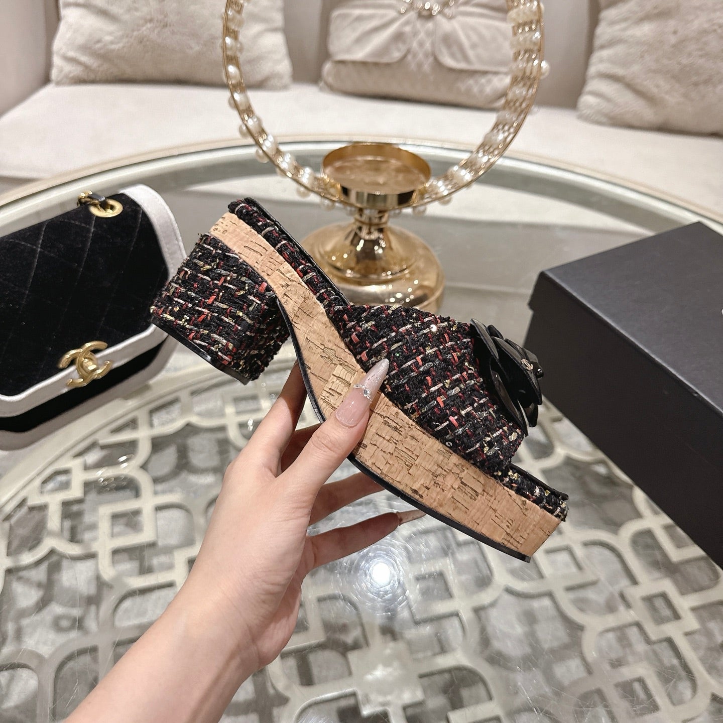 26SS NEUE Plateau-Pantoletten mit Kamelie