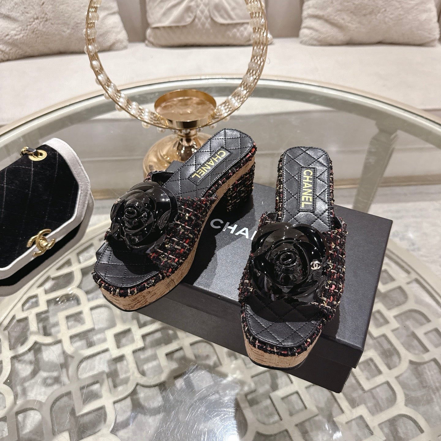 26SS NEUE Plateau-Pantoletten mit Kamelie