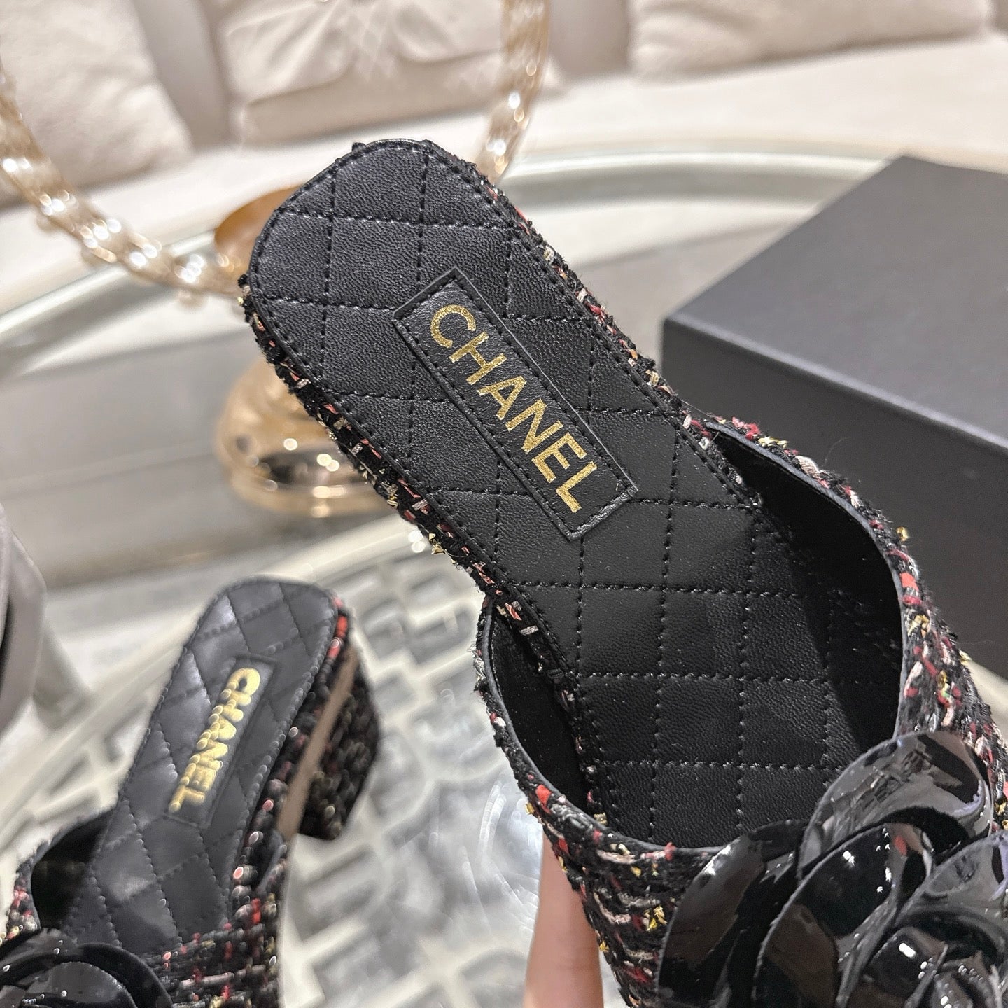 26SS NEUE Plateau-Pantoletten mit Kamelie