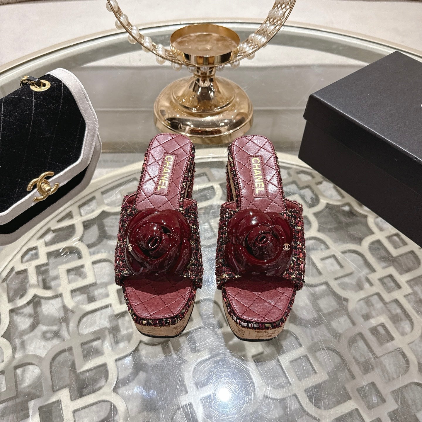 26SS NEUE Plateau-Pantoletten mit Kamelie