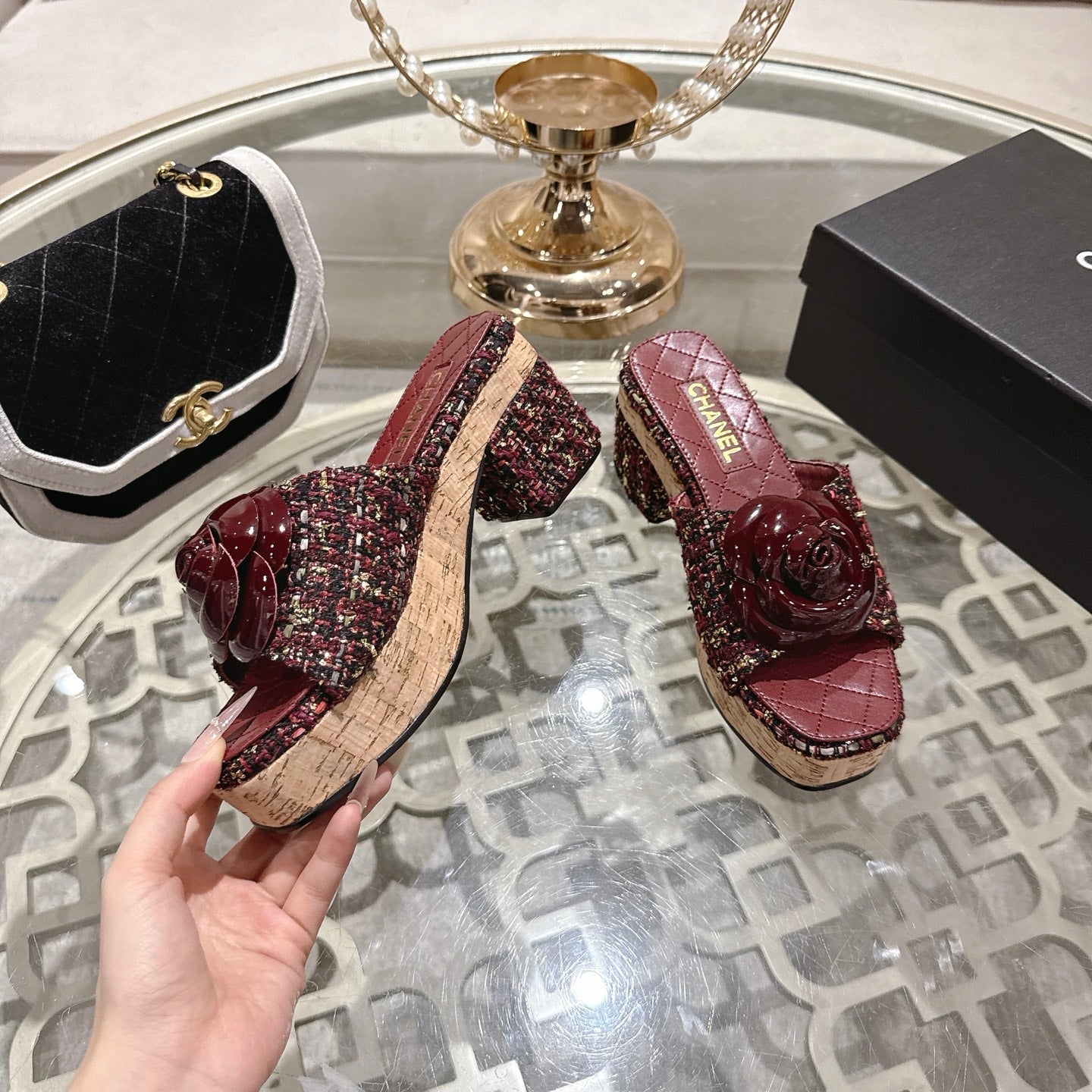 26SS NEUE Plateau-Pantoletten mit Kamelie