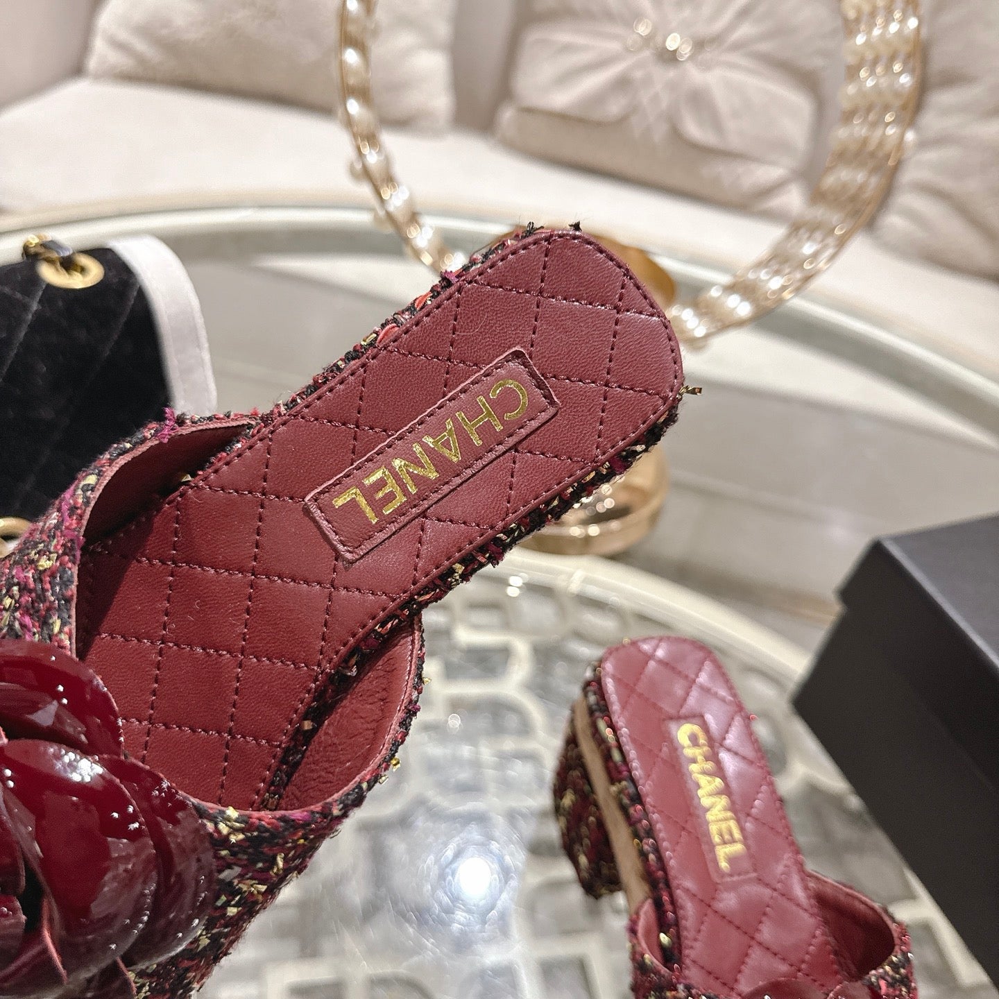 26SS NEUE Plateau-Pantoletten mit Kamelie