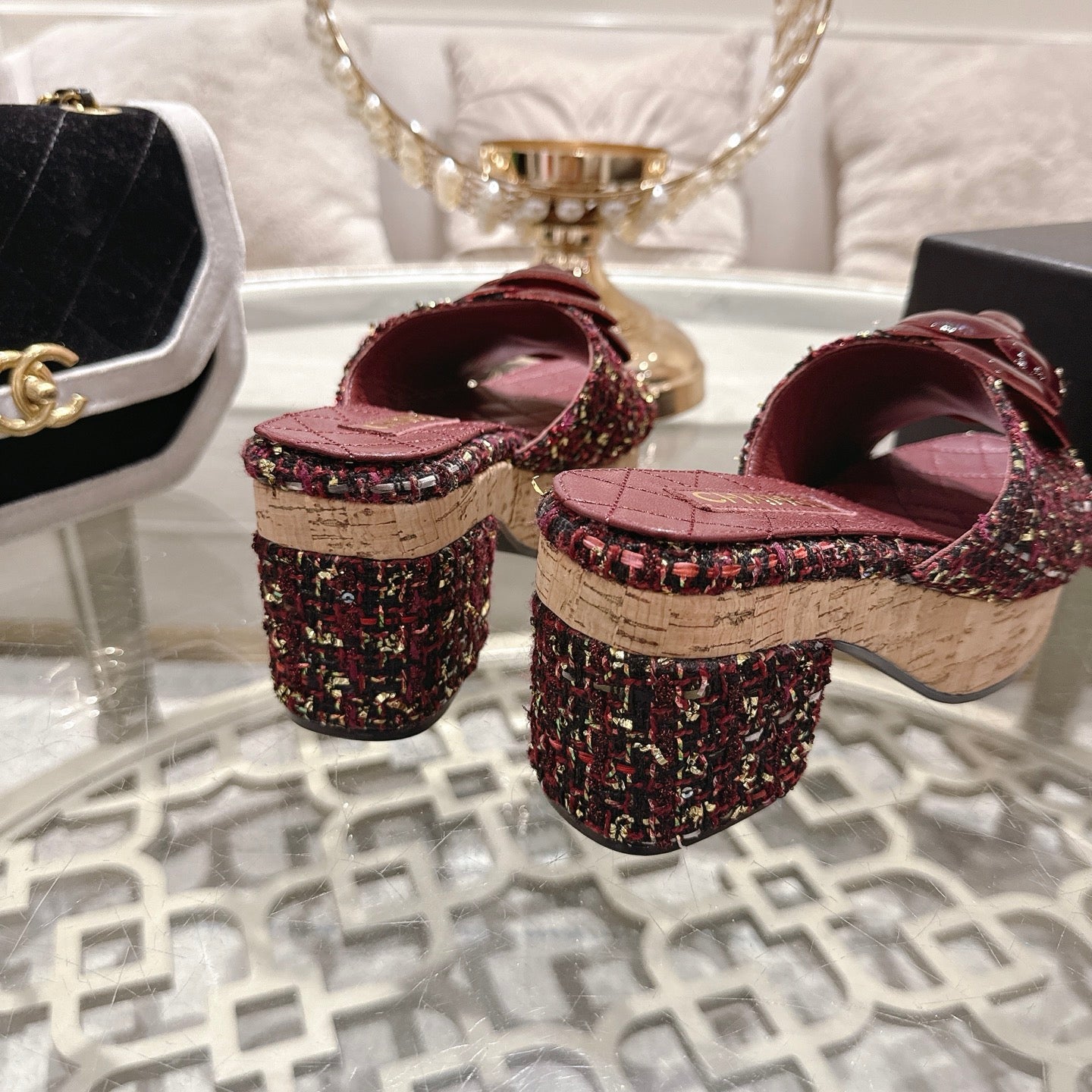 26SS NEUE Plateau-Pantoletten mit Kamelie
