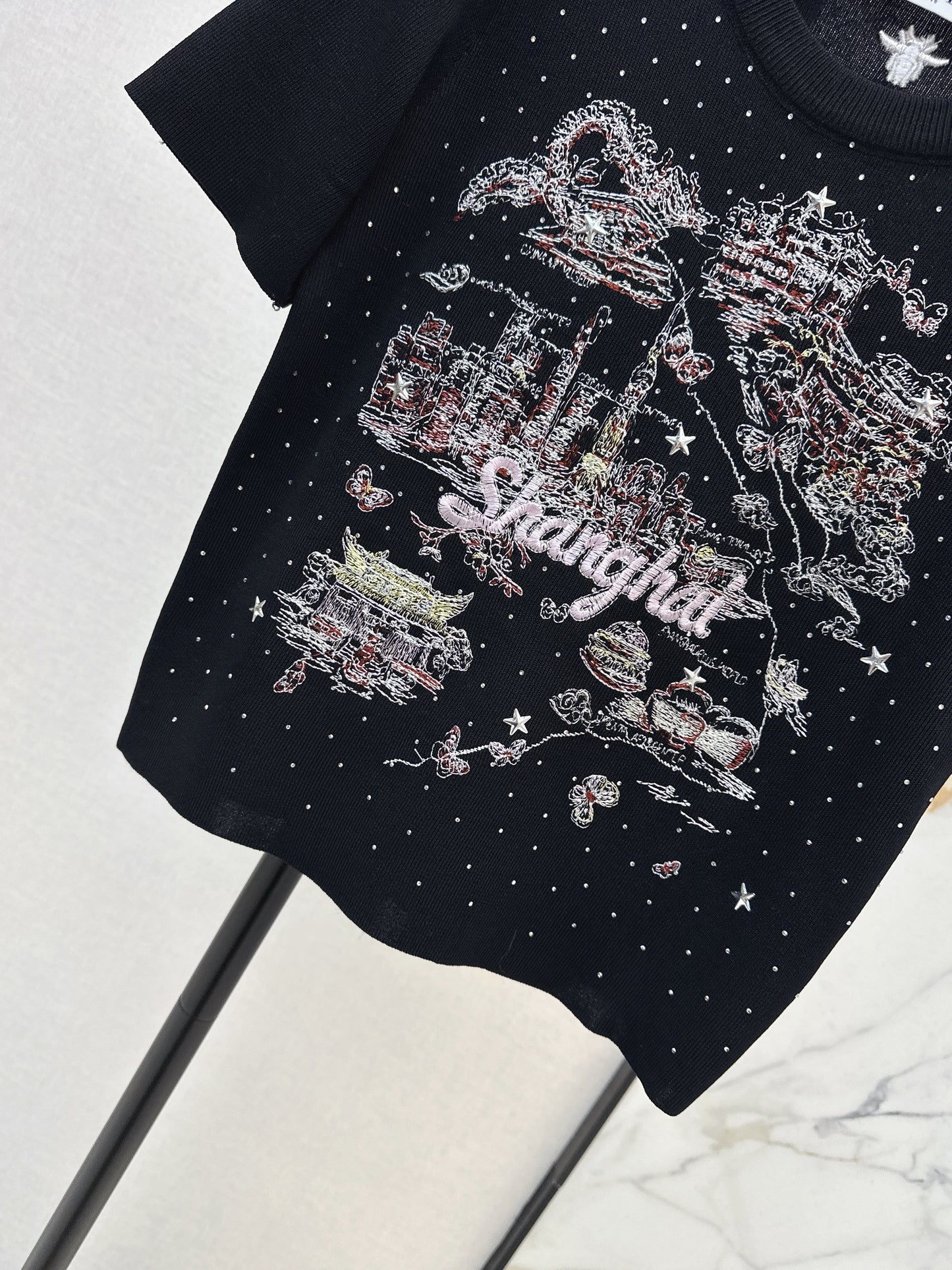 26SS NEUER Kurzarmpullover mit schwerer Stickerei