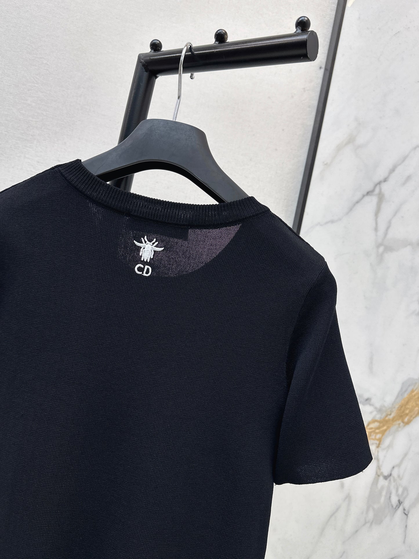 26SS NEUER Kurzarmpullover mit schwerer Stickerei