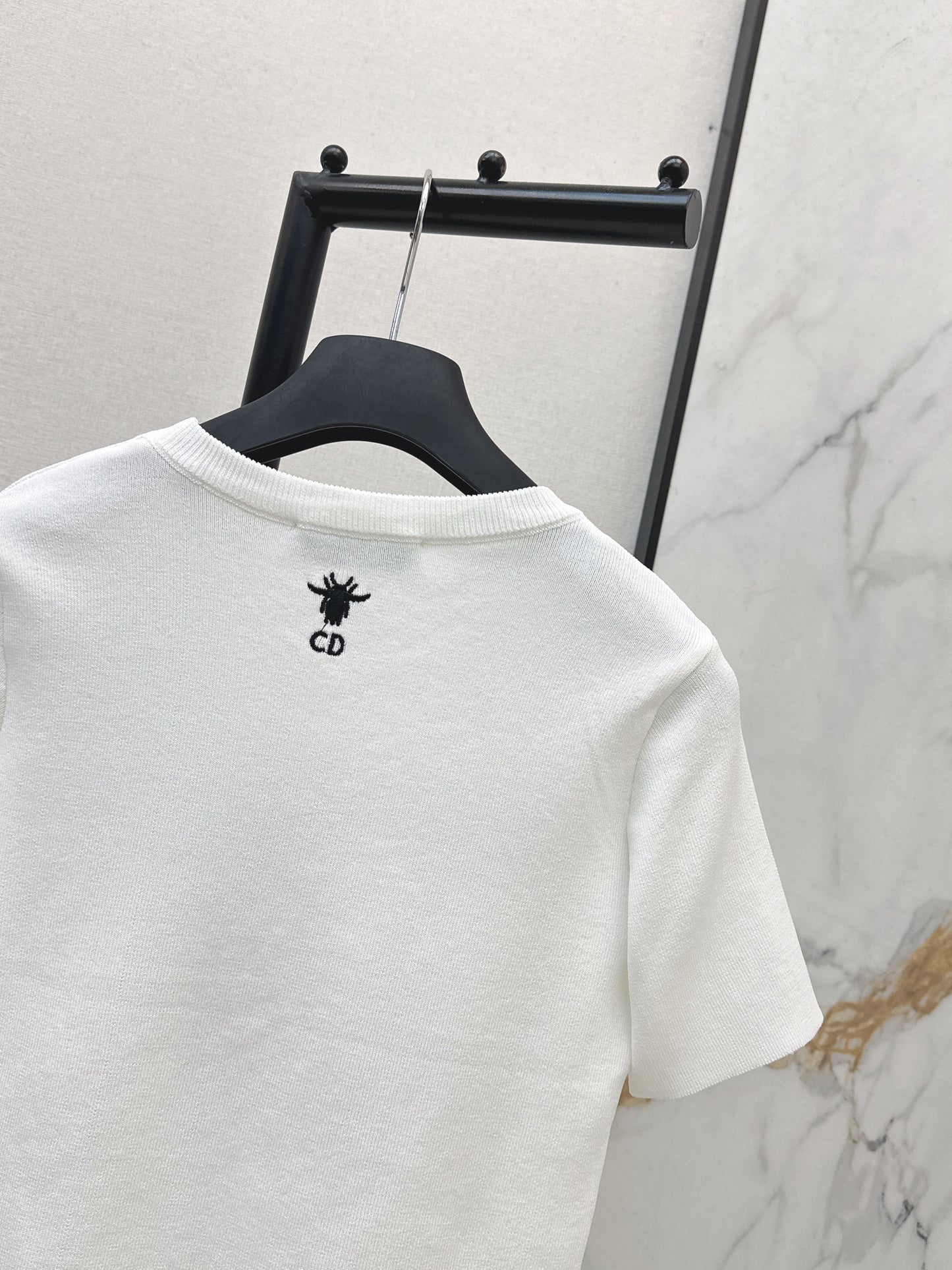 26SS NEUER Kurzarmpullover mit schwerer Stickerei
