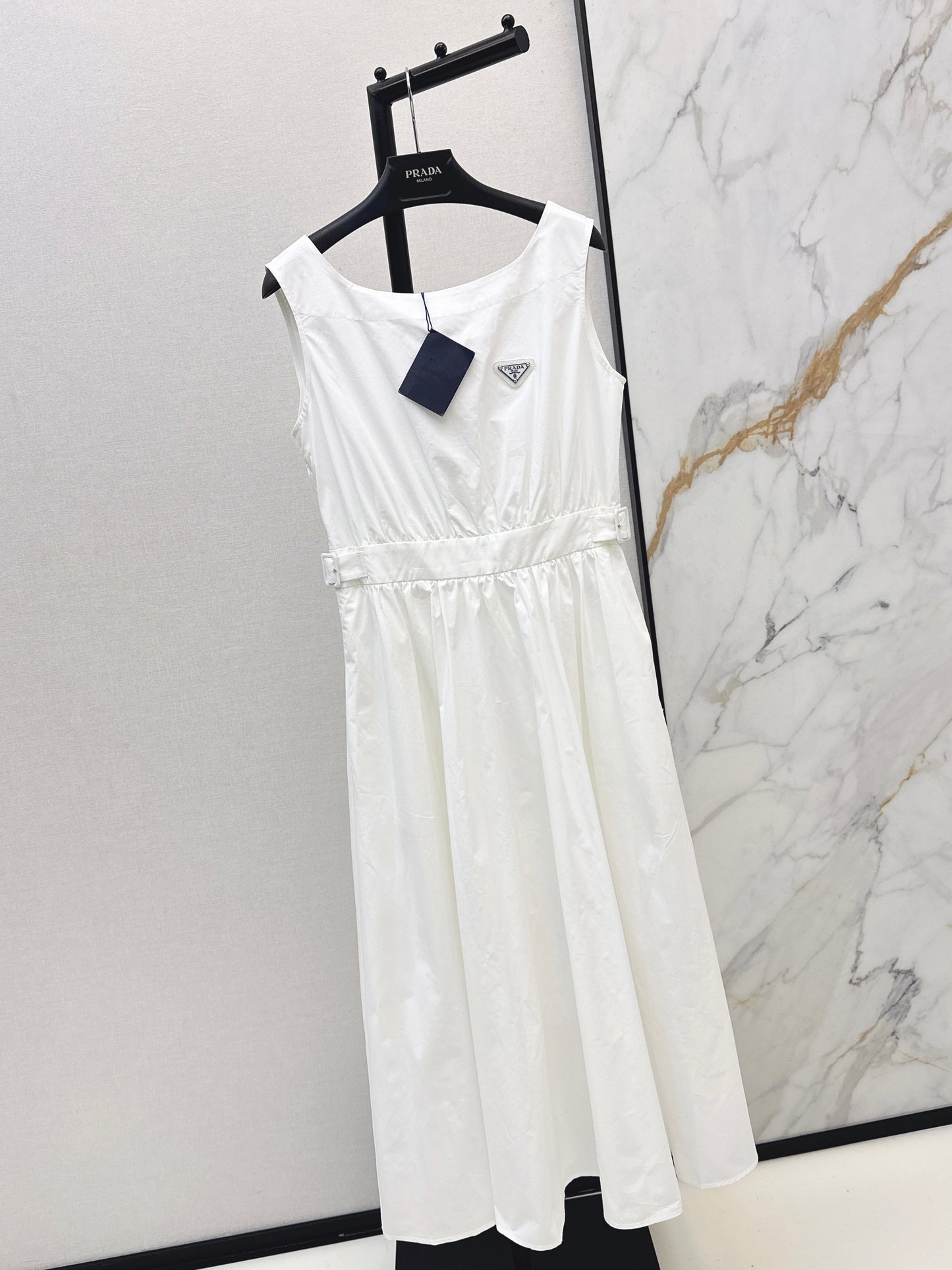 26SS NEW Triangular logo embellished long sleeveless dress