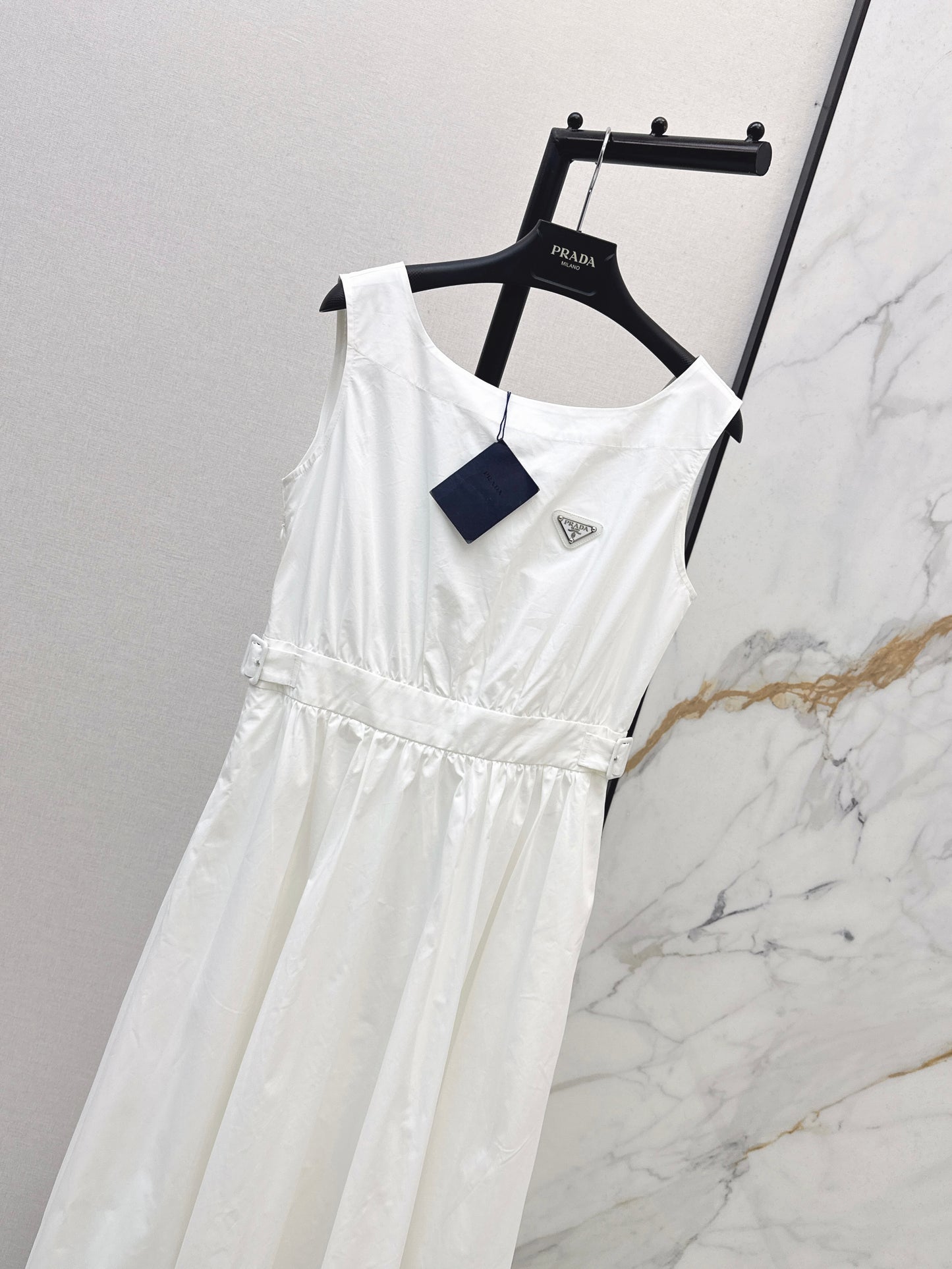 26SS NEW Triangular logo embellished long sleeveless dress