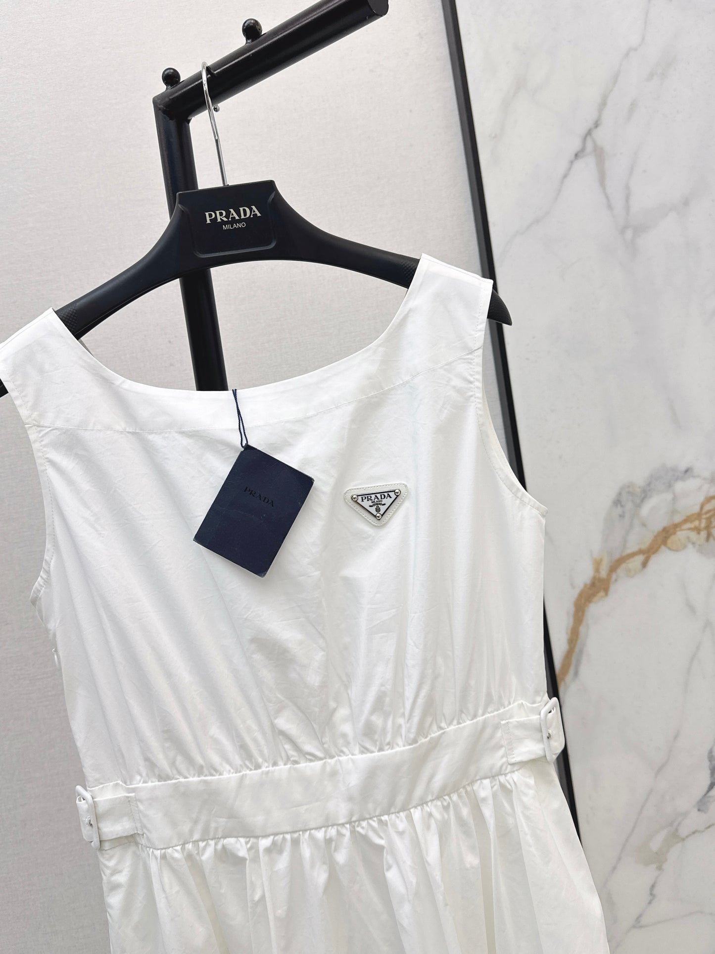 26SS NEW Triangular logo embellished long sleeveless dress