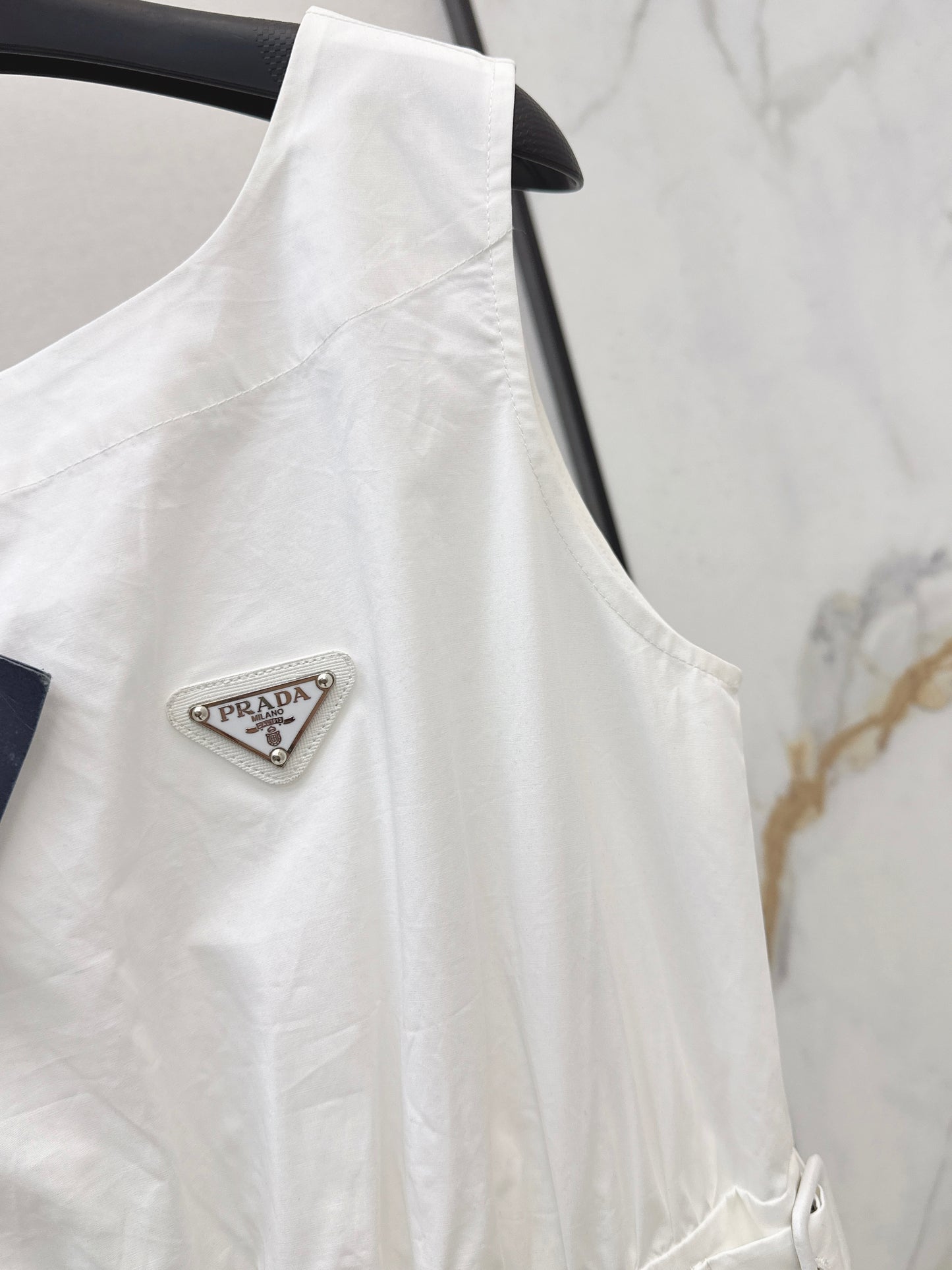 26SS NEW Triangular logo embellished long sleeveless dress