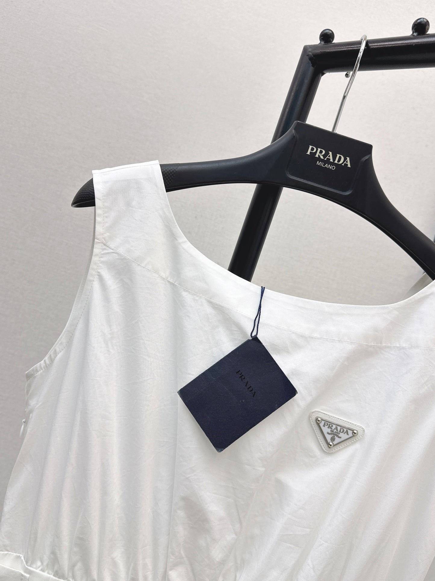 26SS NEW Triangular logo embellished long sleeveless dress