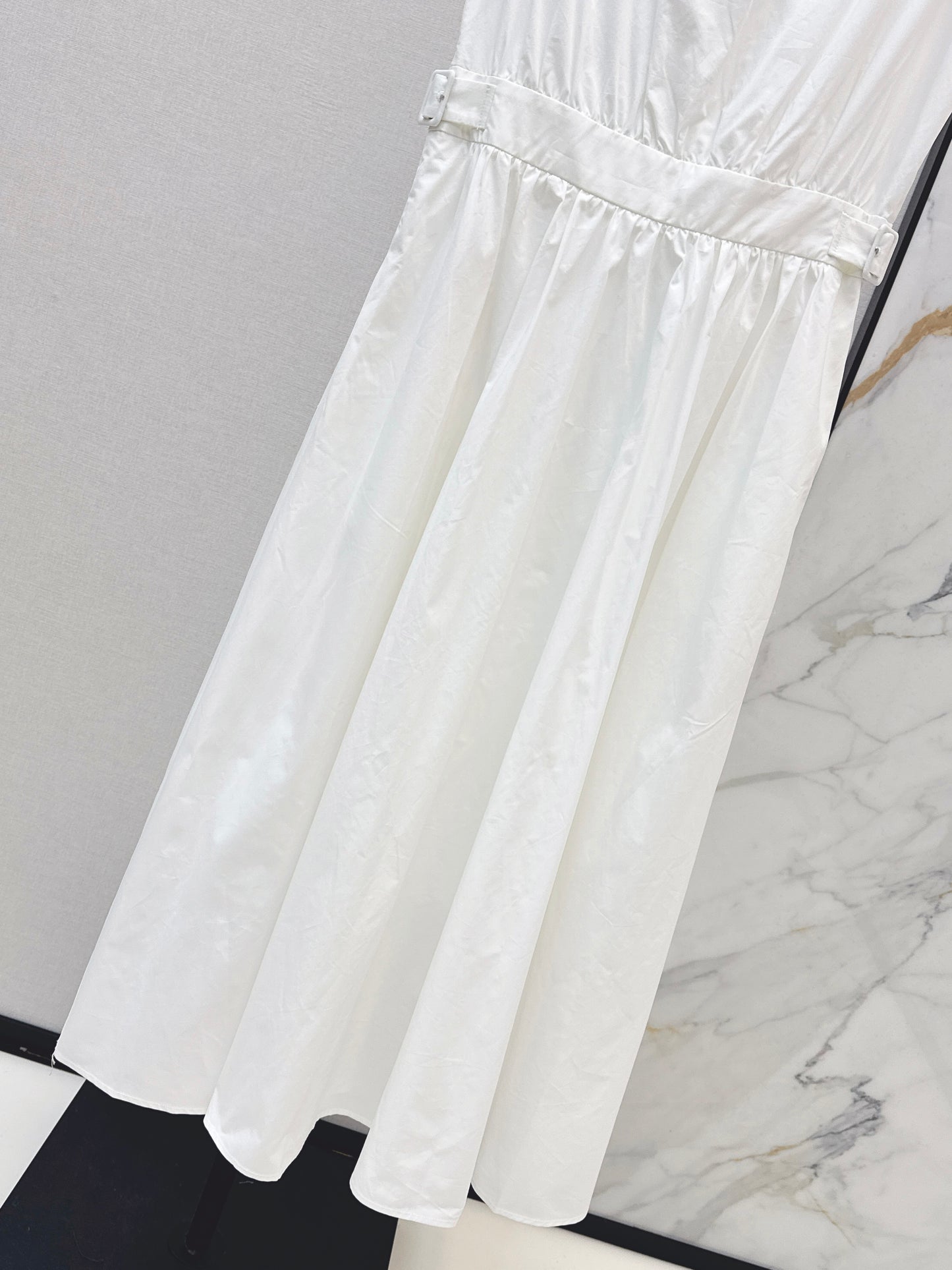 26SS NEW Triangular logo embellished long sleeveless dress