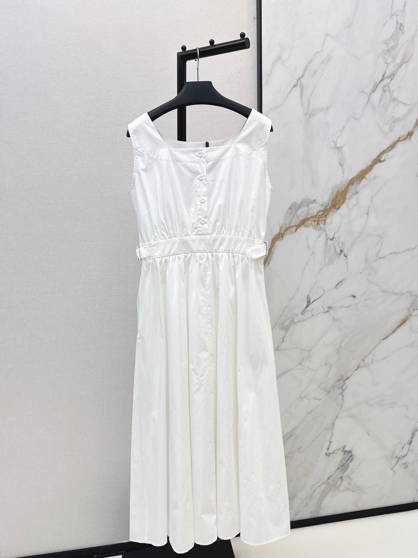 26SS NEW Triangular logo embellished long sleeveless dress