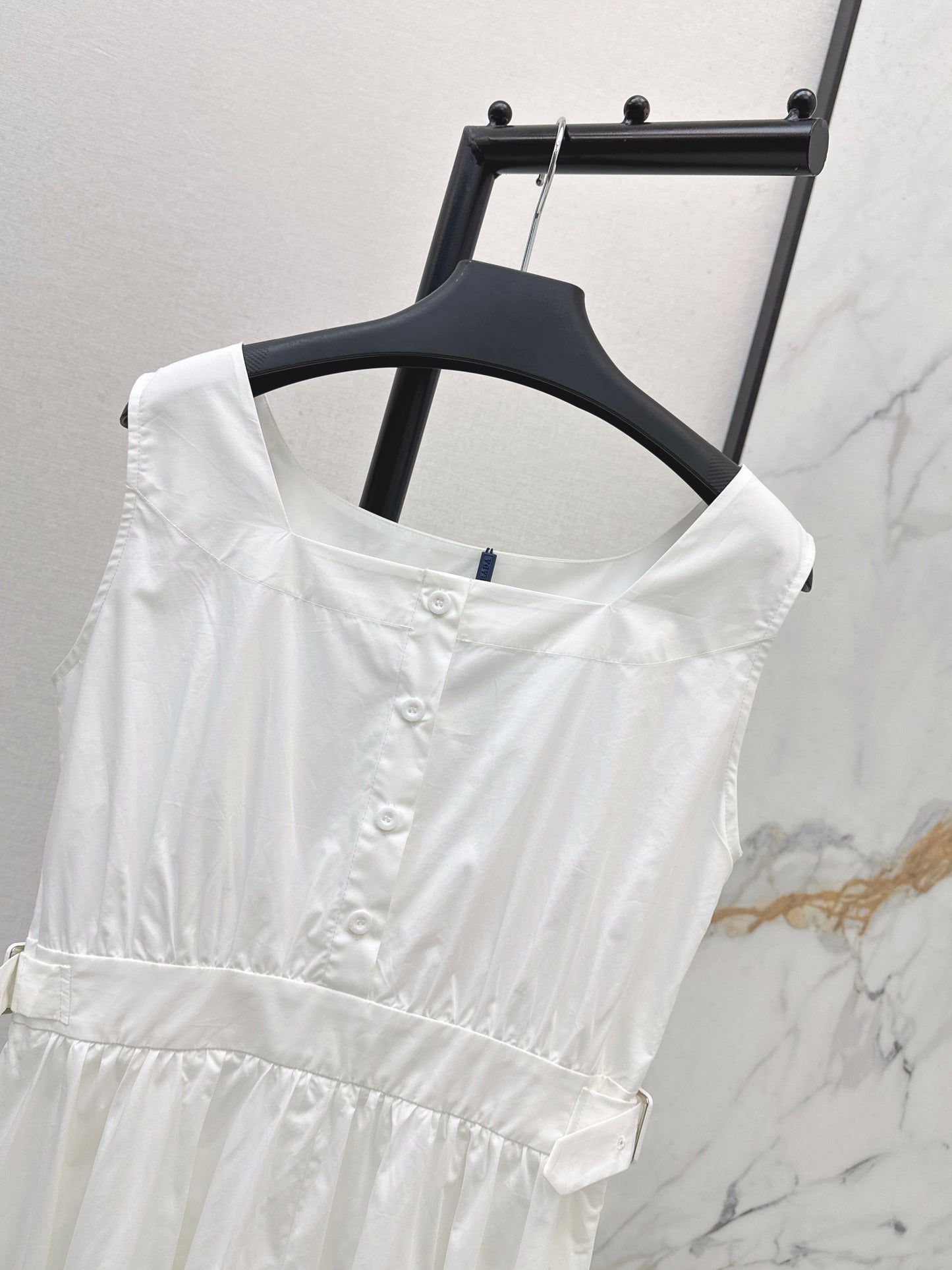 26SS NEW Triangular logo embellished long sleeveless dress