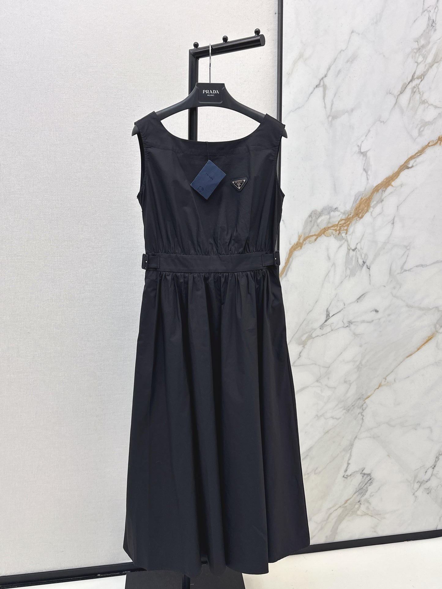 26SS NEW Triangular logo embellished long sleeveless dress