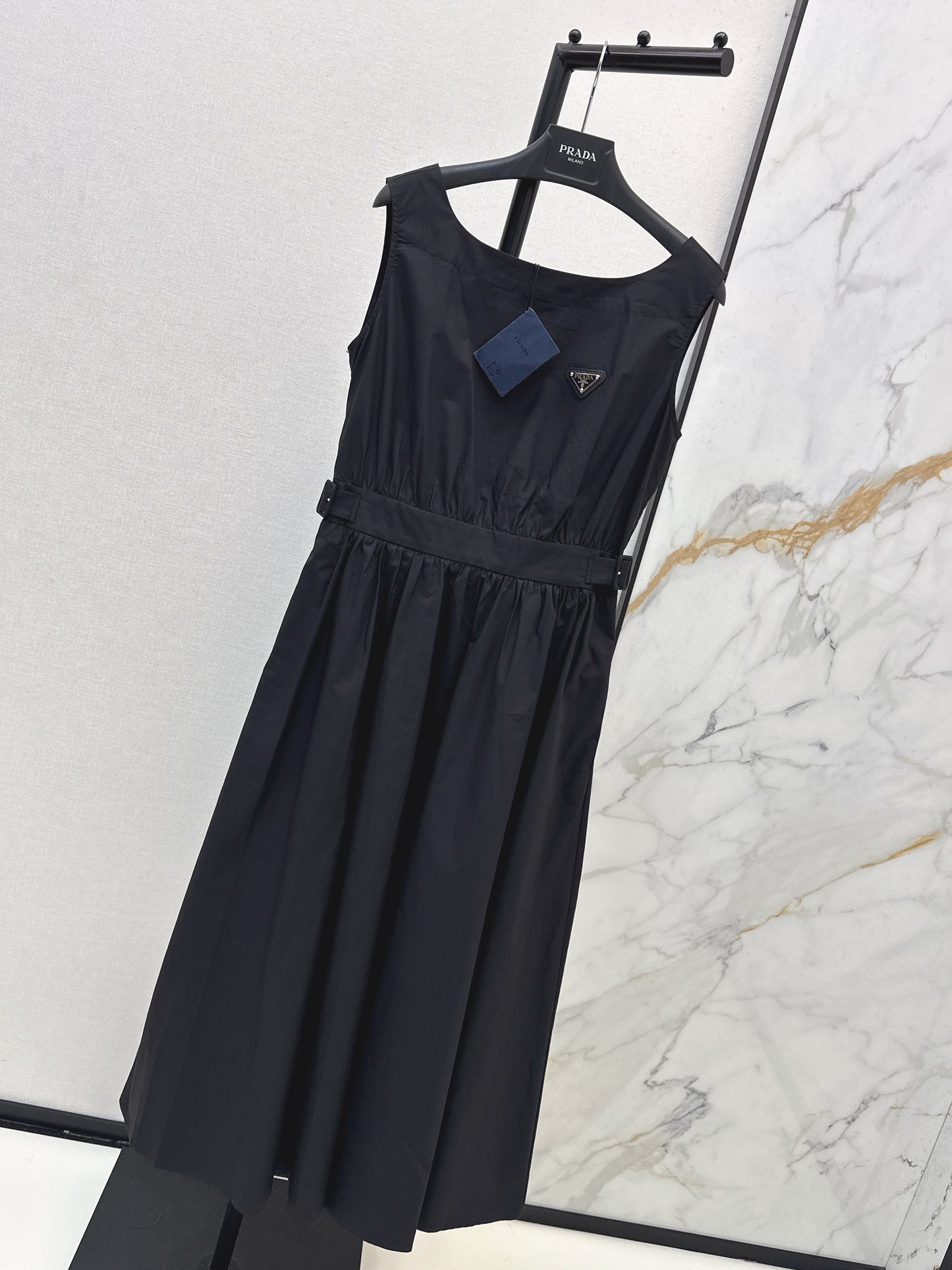 26SS NEW Triangular logo embellished long sleeveless dress